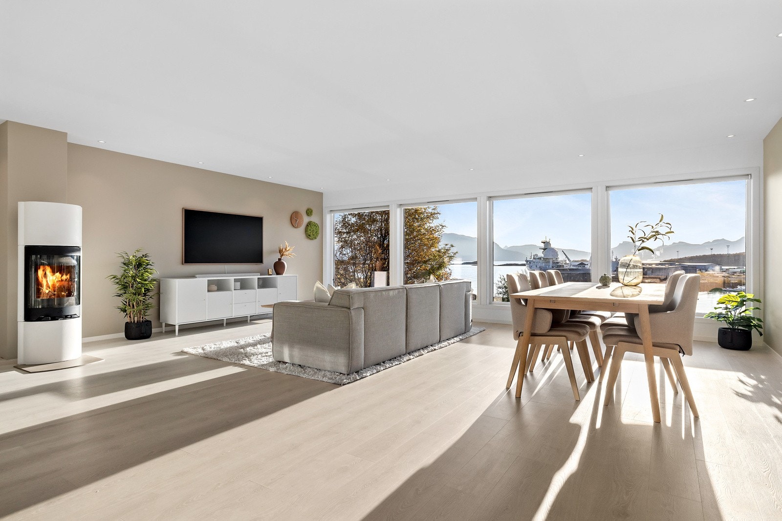 - Det er downlights i tak, ny varmepumpe og ny peis som gir lun varme på kalde vinterdager. Galleribilde