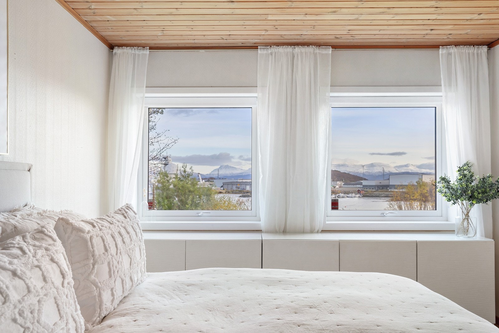 - Soverom I har god plass til dobbeltseng og garderobeløsning. Galleribilde