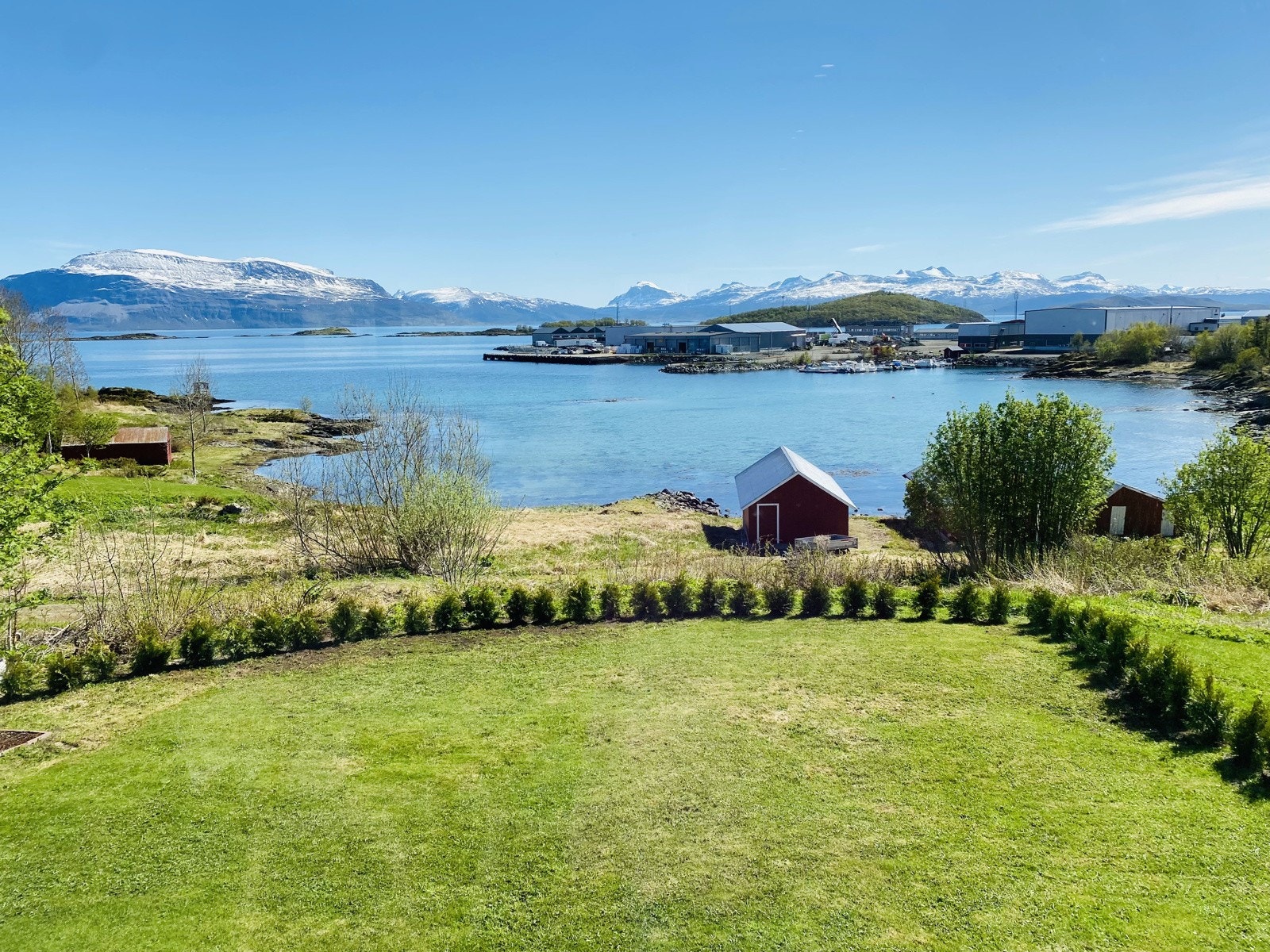 - Nydelig beliggenhet nede ved sjøen. Galleribilde