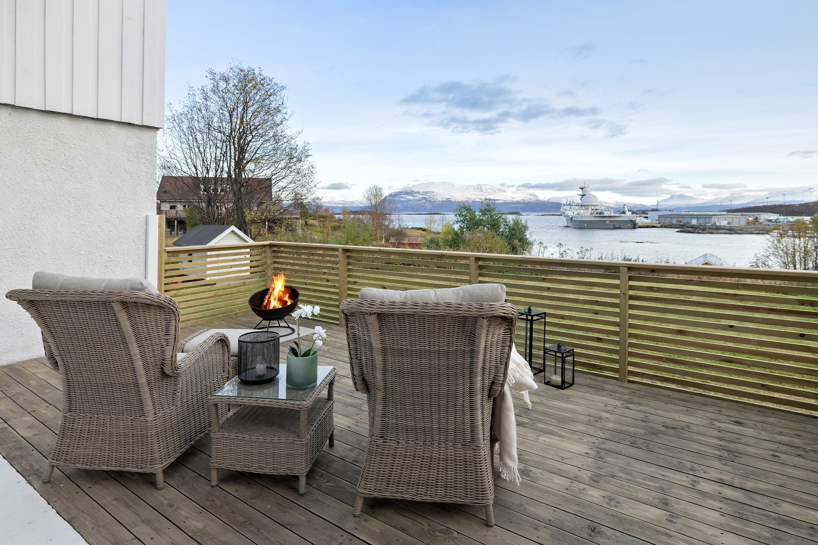 .... flott terrasse hvor du nyter nordlyset på vinterstid eller bare slapper av mens du ser cruiseskipene som glir forbi om sommeren. Galleribilde