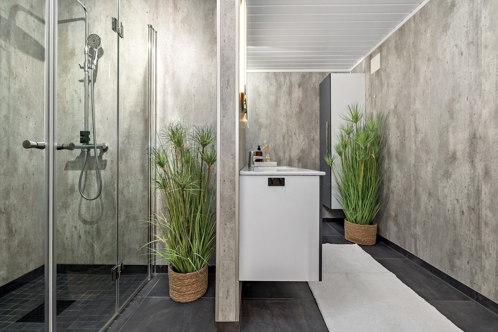 - Badet ble pusset opp i 2022 med fliser på gulv, egen dusjnisje og.... Galleribilde