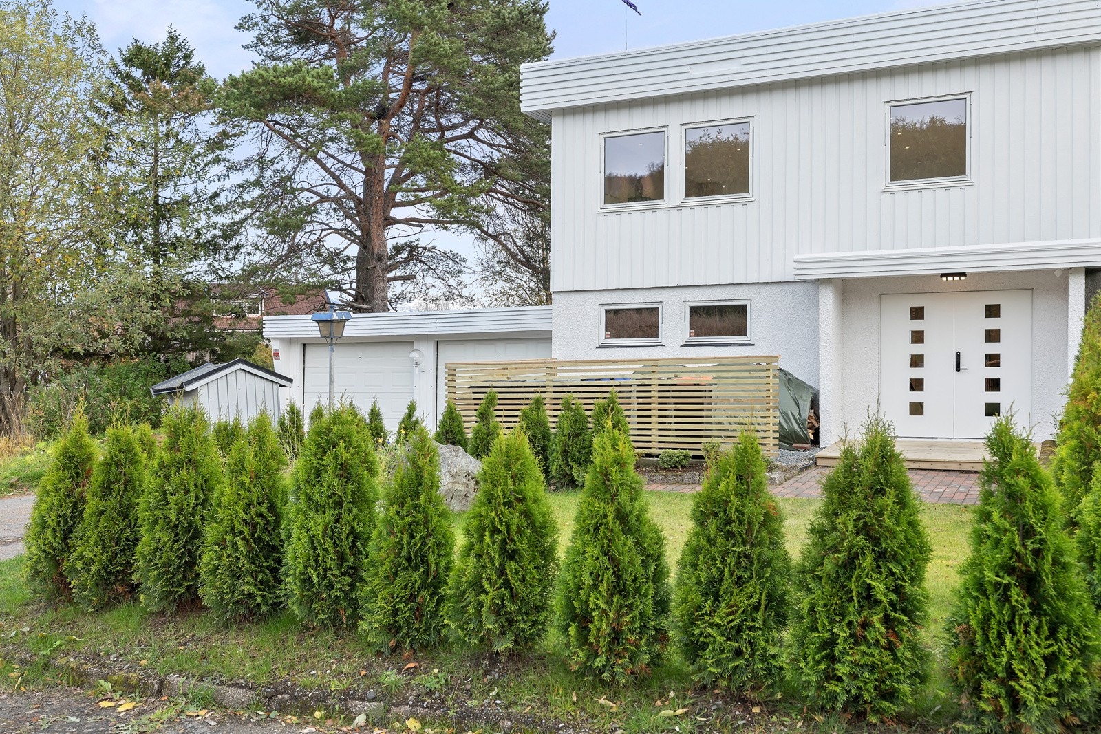 - Ønsker dere med dette hjertelig velkommen til visning av denne flotte boligen! Galleribilde
