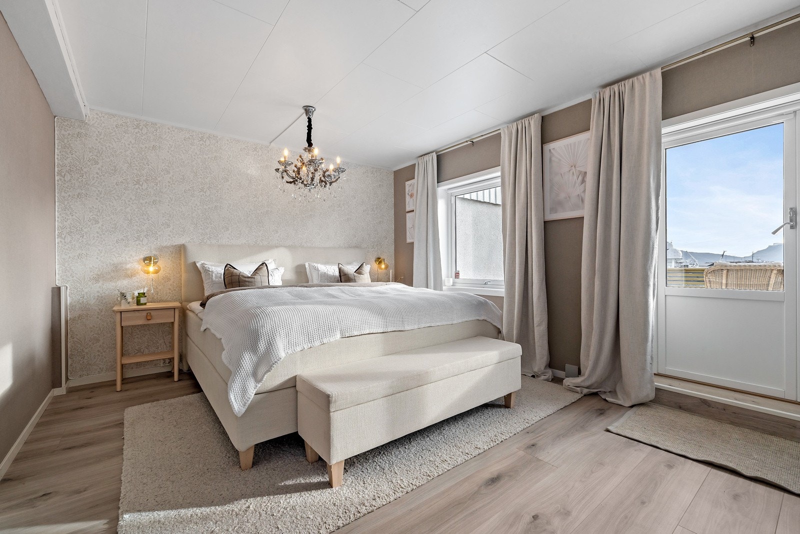 - Master bedroom er plassert for seg selv i ende av boligen og er romslig. Galleribilde