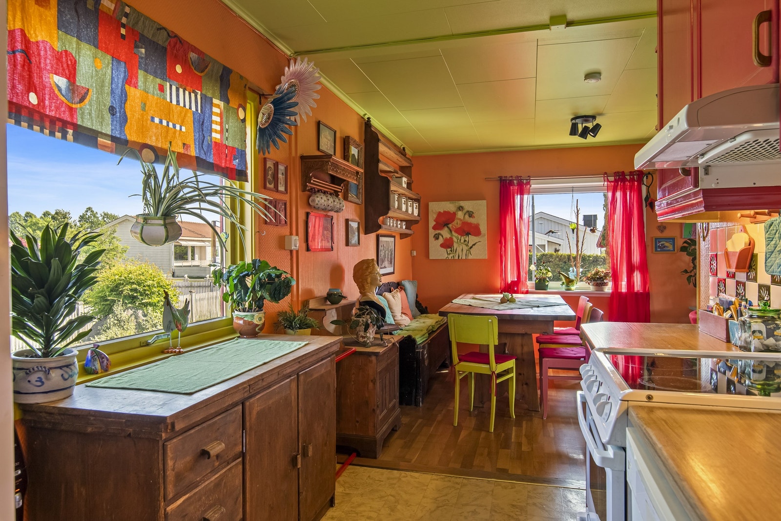 På kjøkkenet slippet det også godt inn med naturlig lys Galleribilde