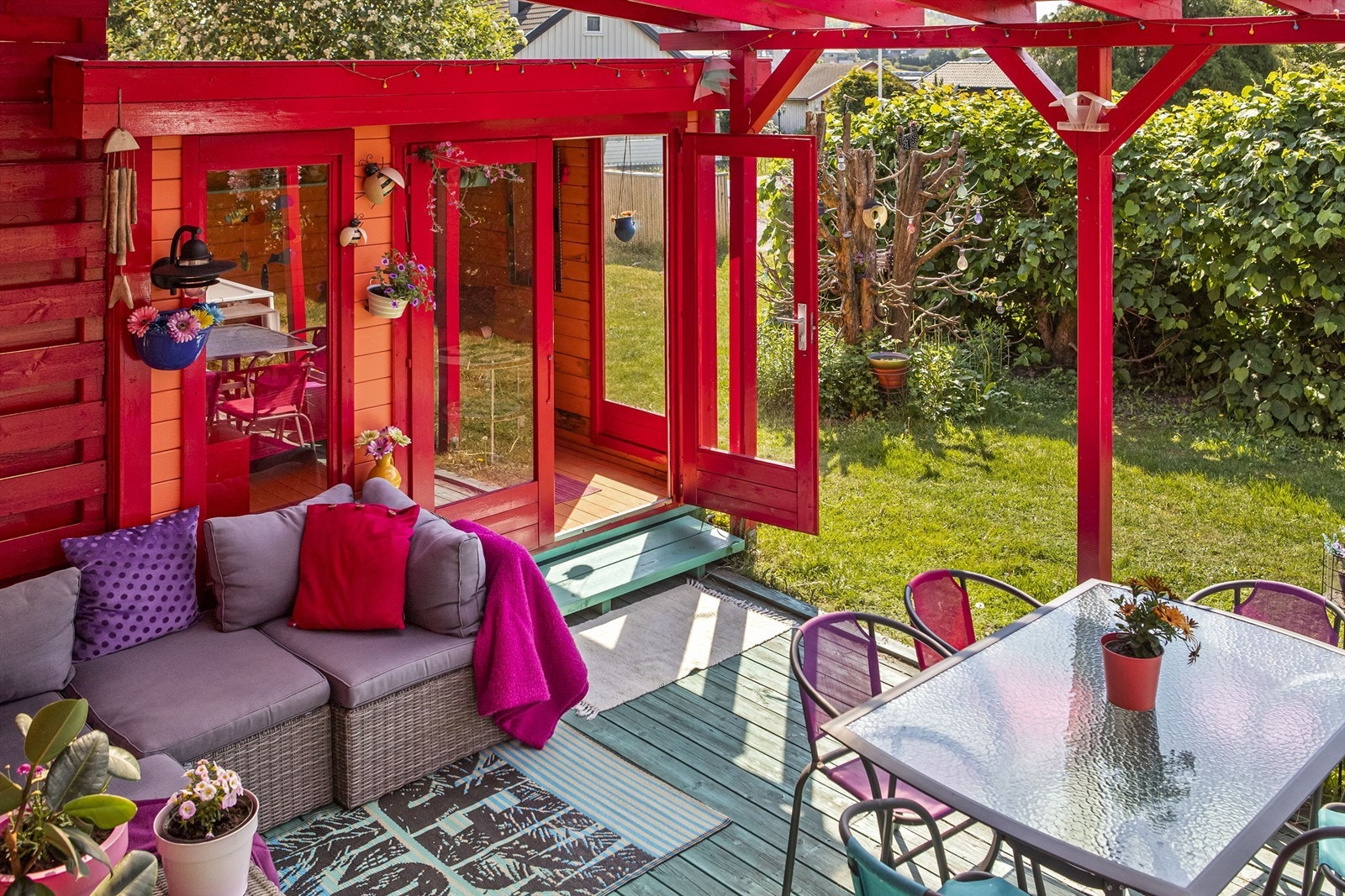 Med direkte utgang fra stuen kommer du ned til terrassen som har sommerstue mot øst Galleribilde