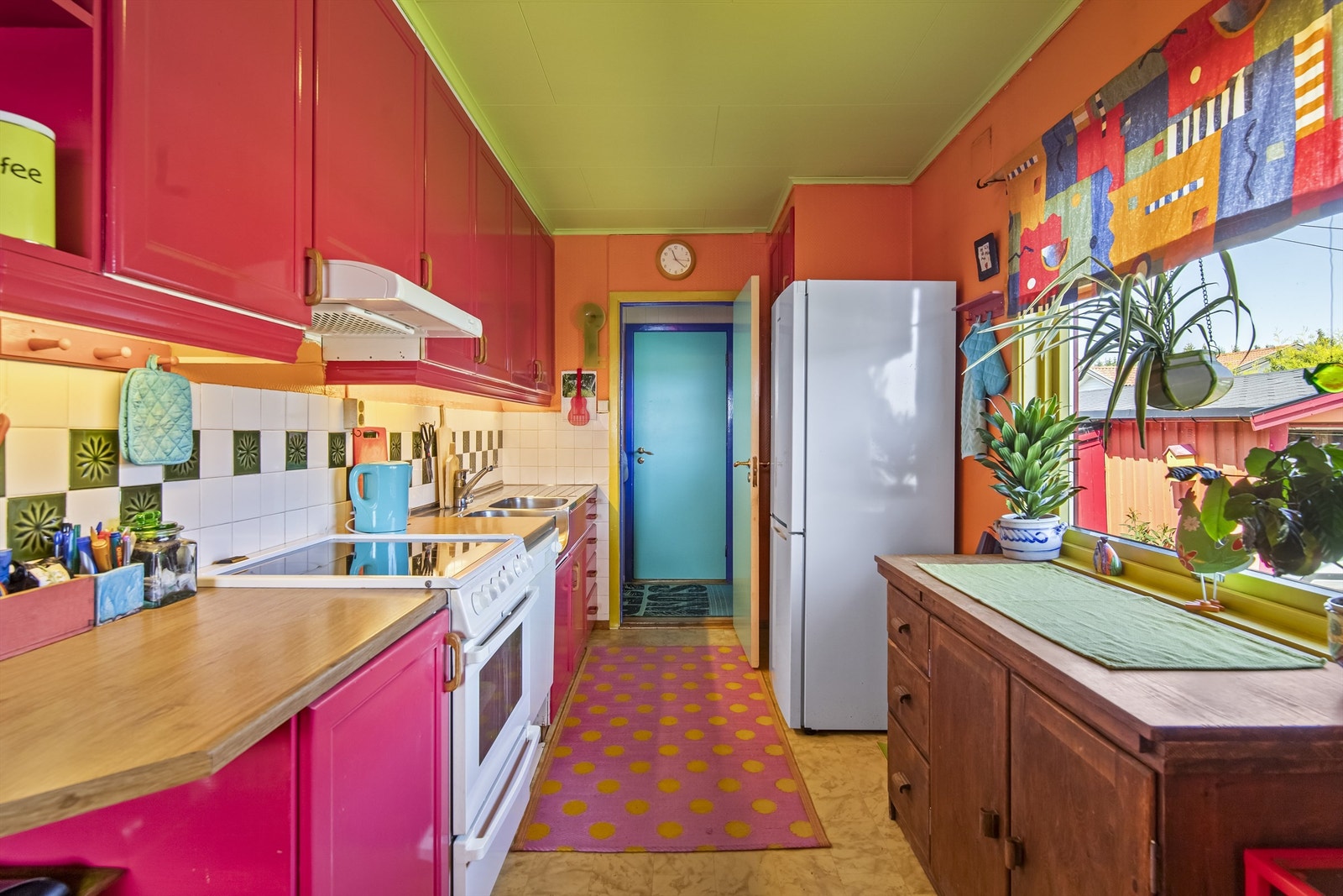 Enkelt kjøkken med profilerte fronter Galleribilde