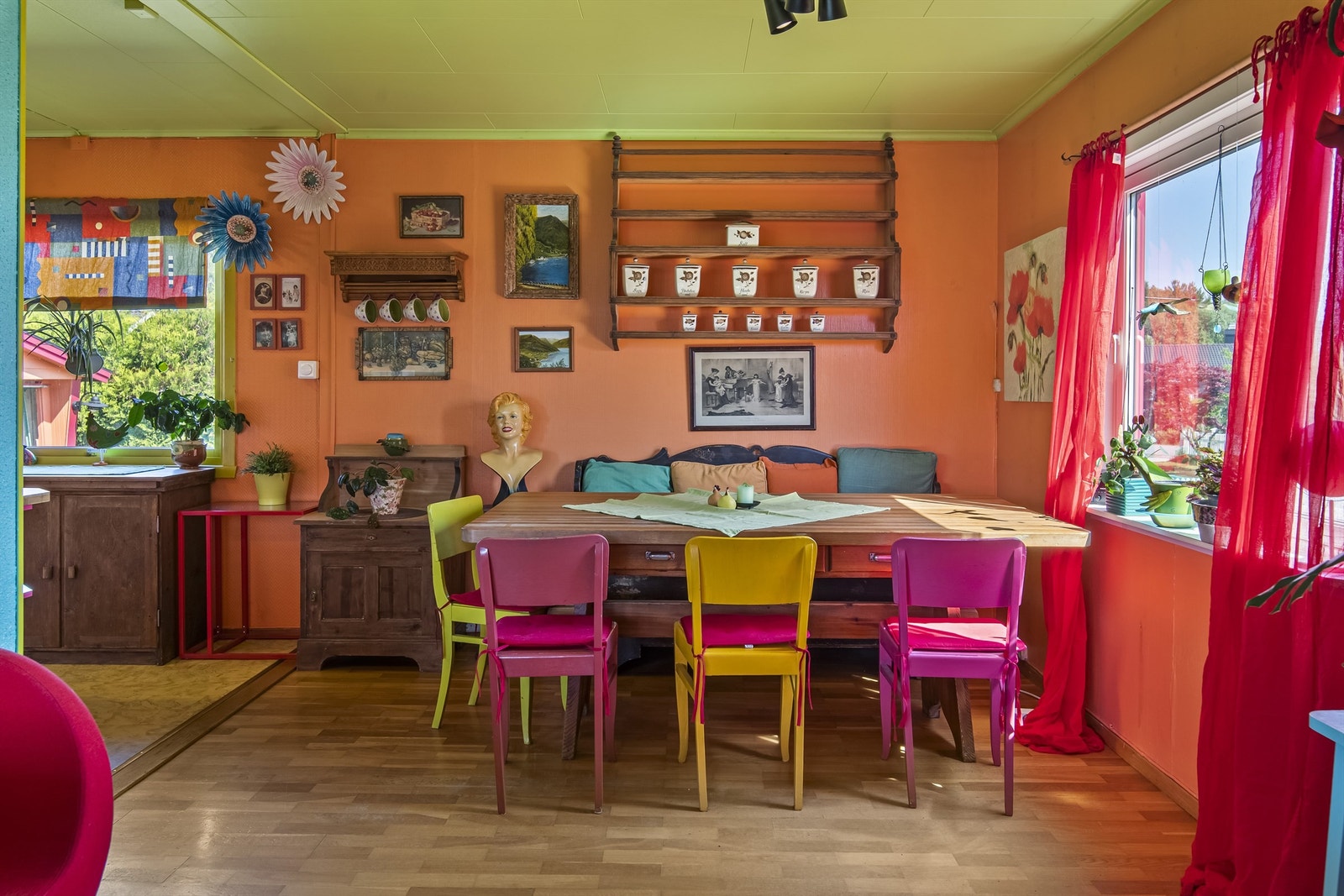 Spisestuen er plassert i enden av kjøkkenet Galleribilde