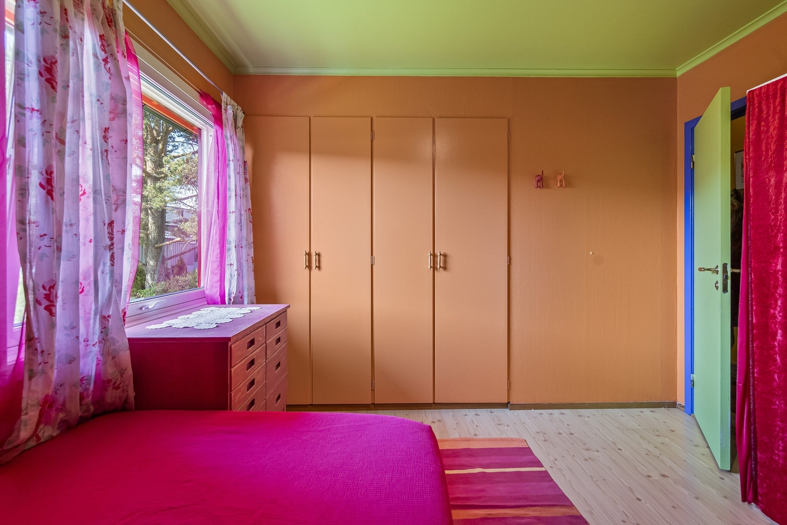 Soverom 2 er romslig med garderobeløsning Galleribilde