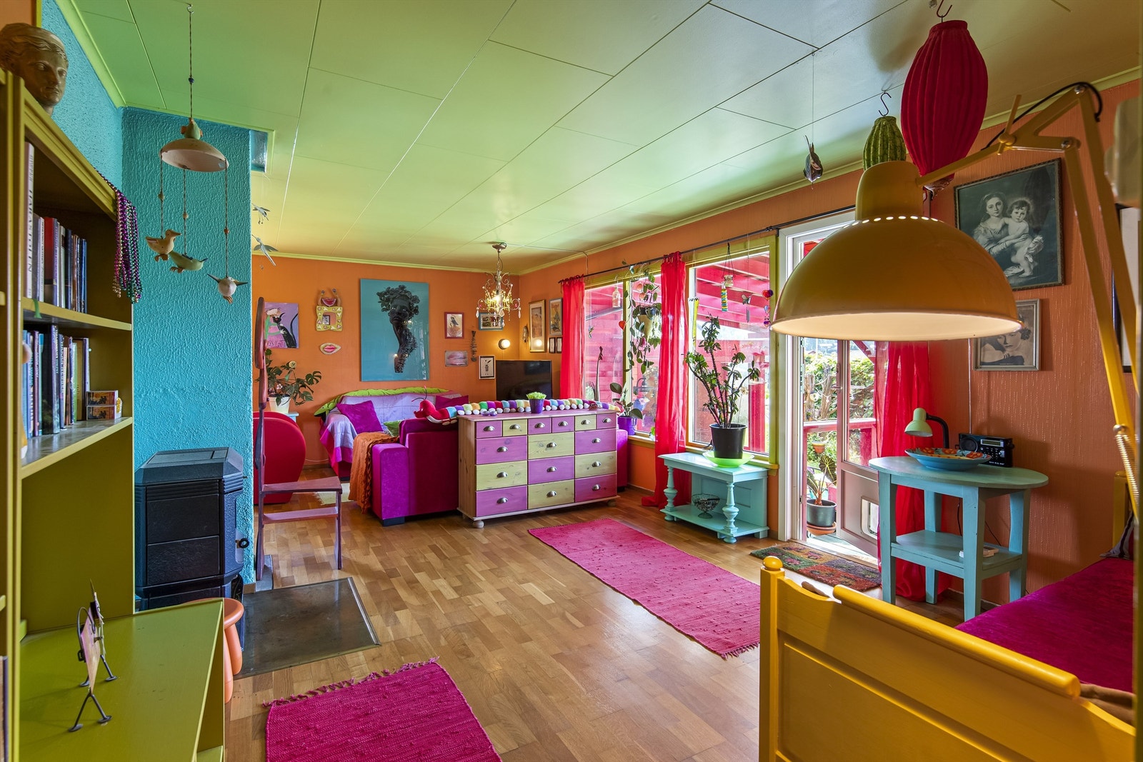 God om romslig stue med flere møbleringsmuligheter Galleribilde