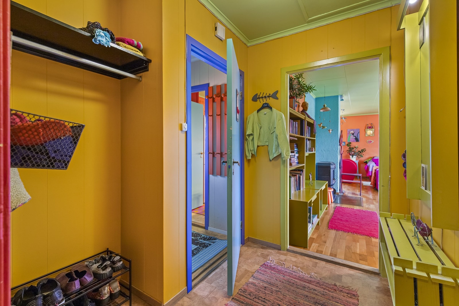 Romslig entre med god plass til å henge av seg yttertøy Galleribilde