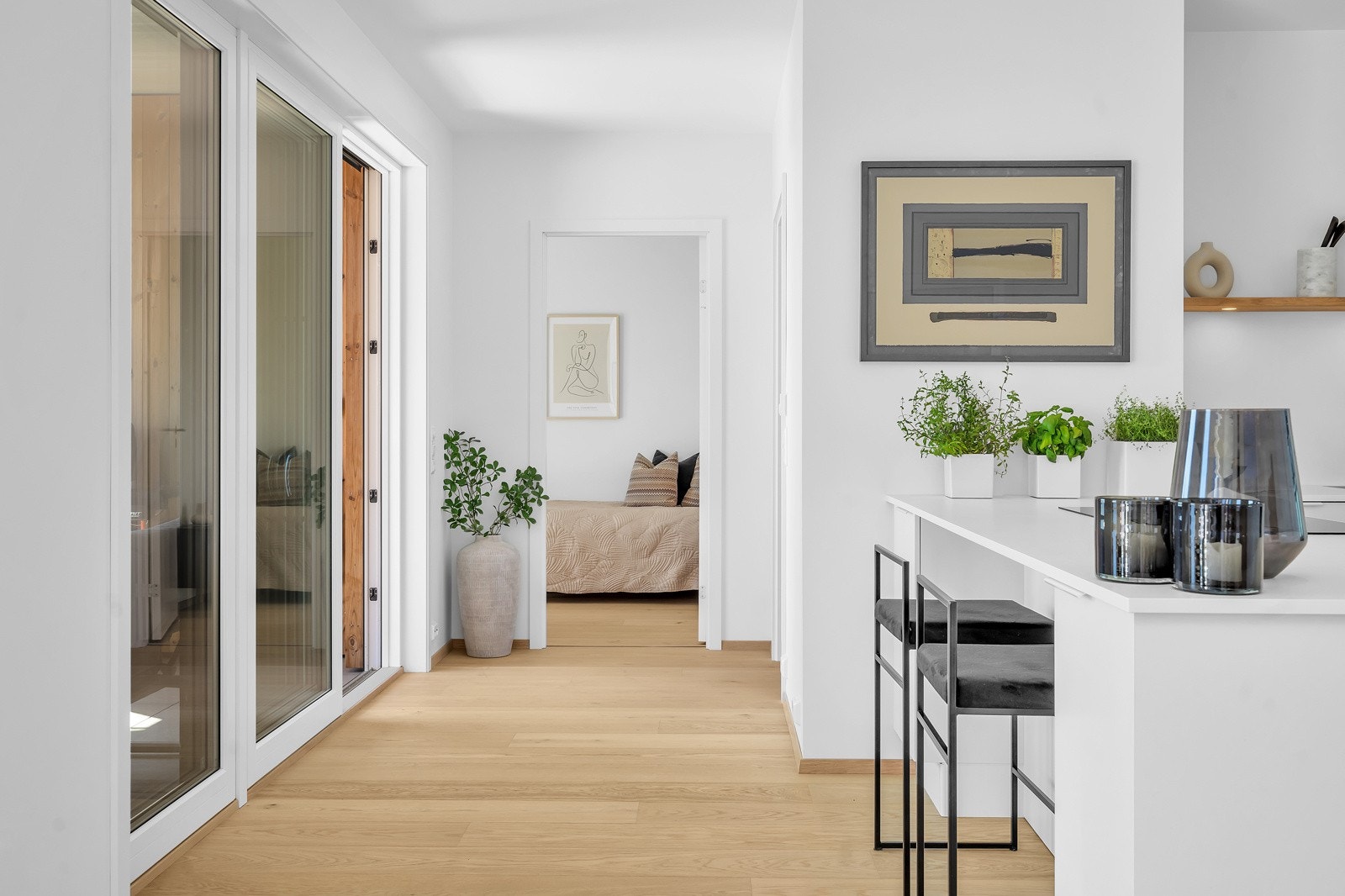 Utgang til balkong via stor skyvedør Galleribilde