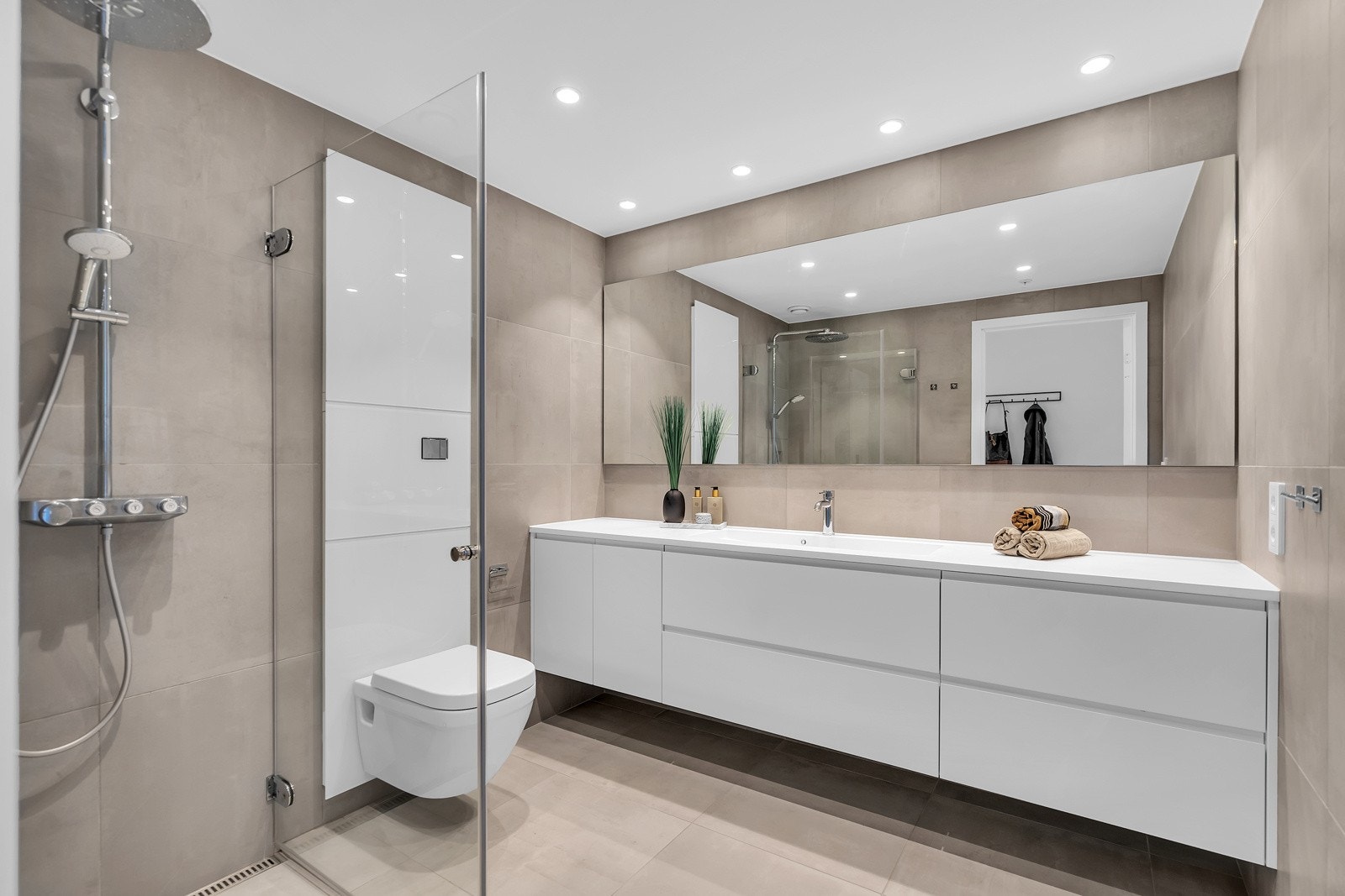 Stort og lekkert hovedbad med regnfallsdusj fra Grohe Galleribilde