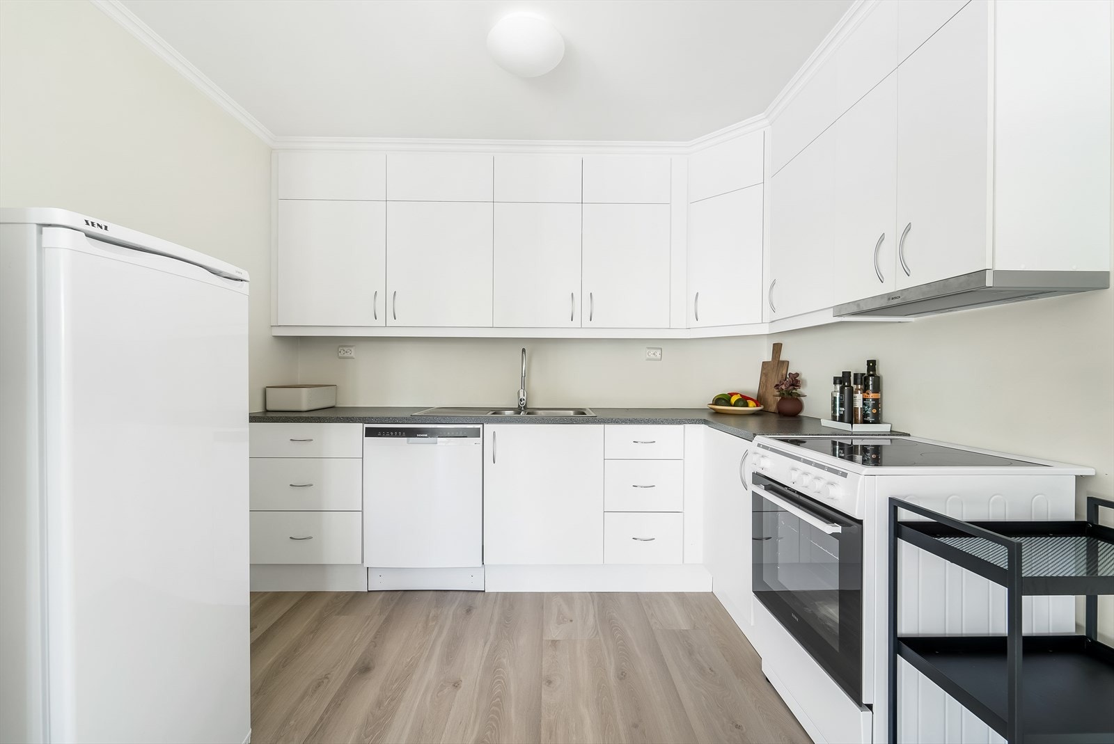 Tidløs kjøkkeninnredning med god skap- og benkeplass. Galleribilde