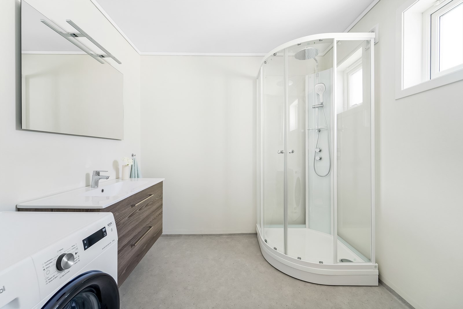 Bad 1. etg. m/wc, dusjkabinett, seksjon m/servant og opplegg for vaskemaskin. Galleribilde