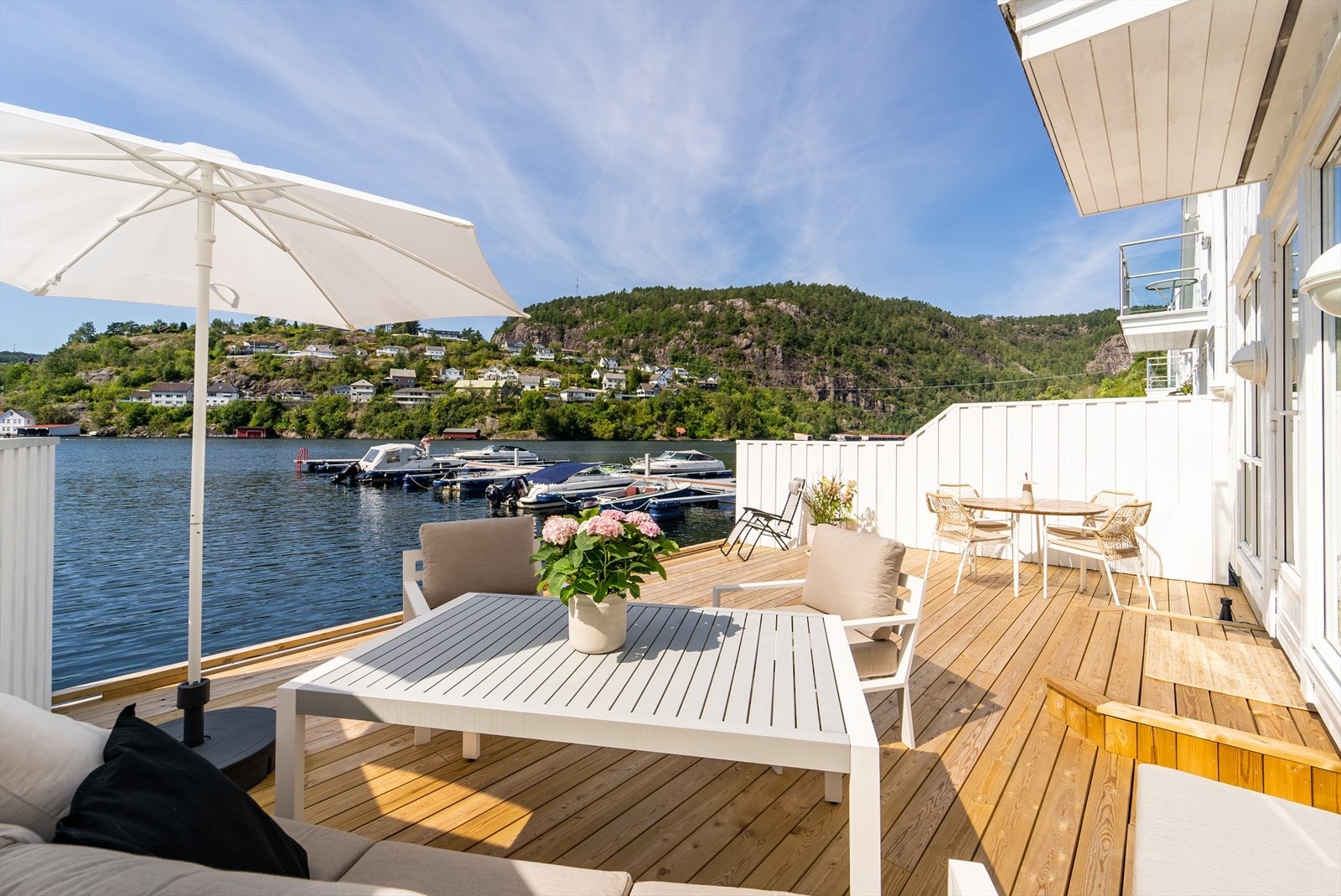 Nyt livet ved vannkanten med brygge og båtplass utenfor stuedøra! Galleribilde