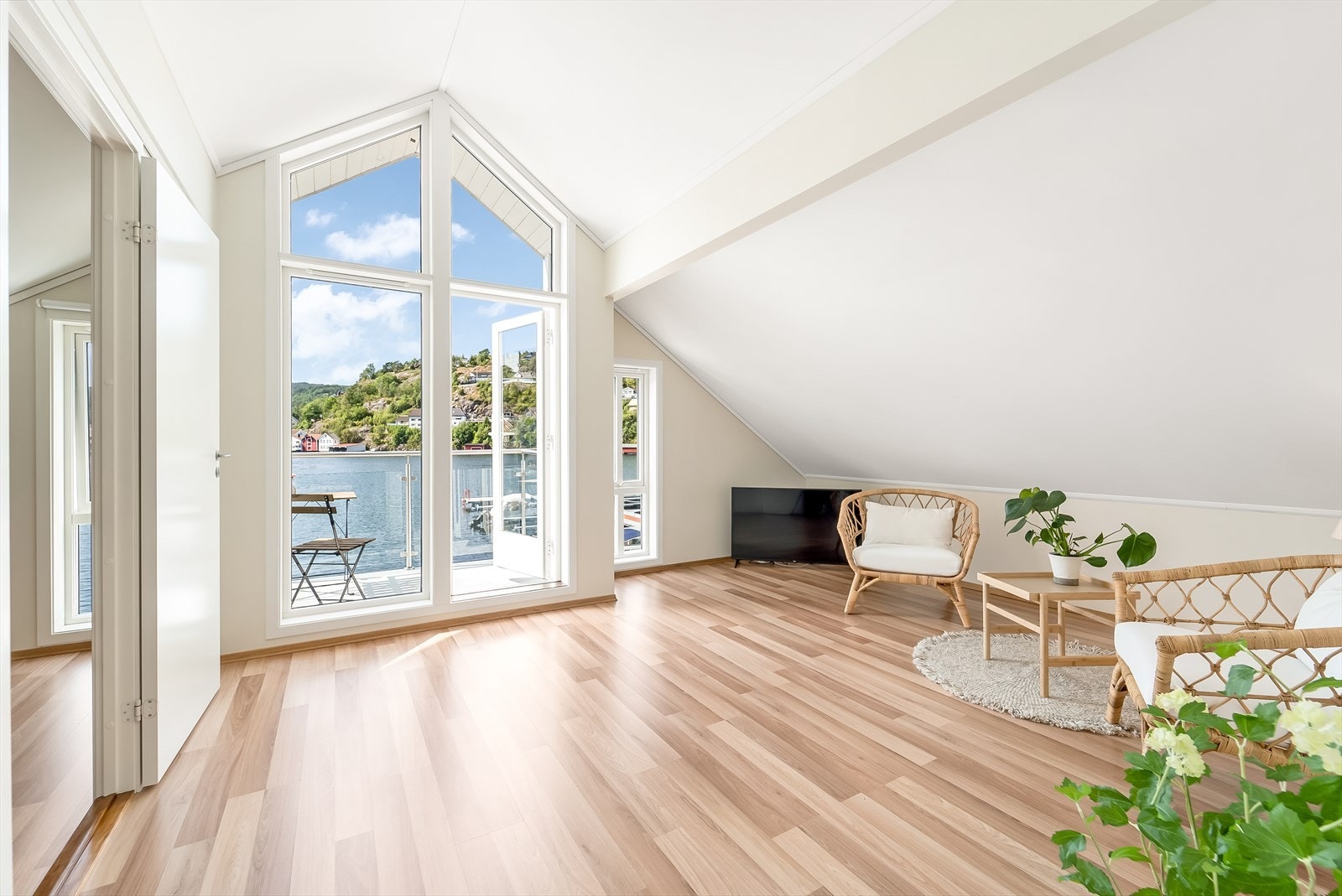 Lys og romslig loftsstue med store vindusflater! Galleribilde