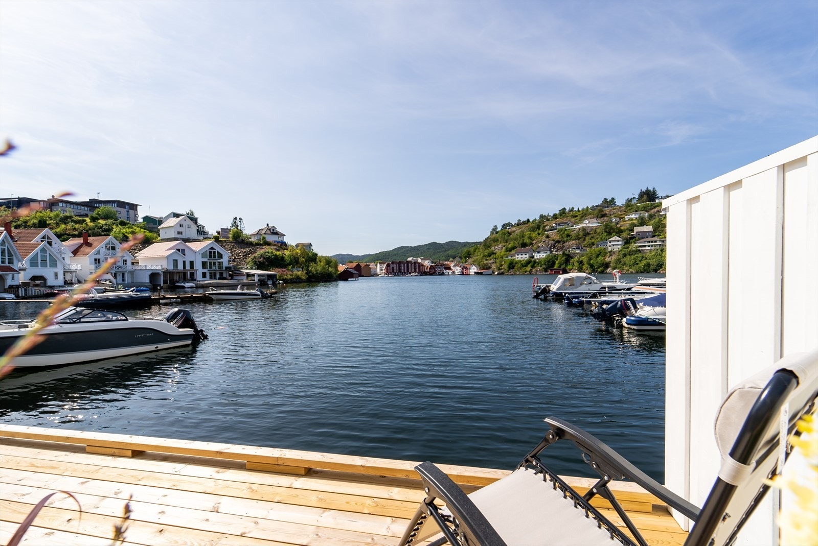 Her har du optimale solforhold, lukten av salt sjø og lyden av yrende småbåtliv! Galleribilde