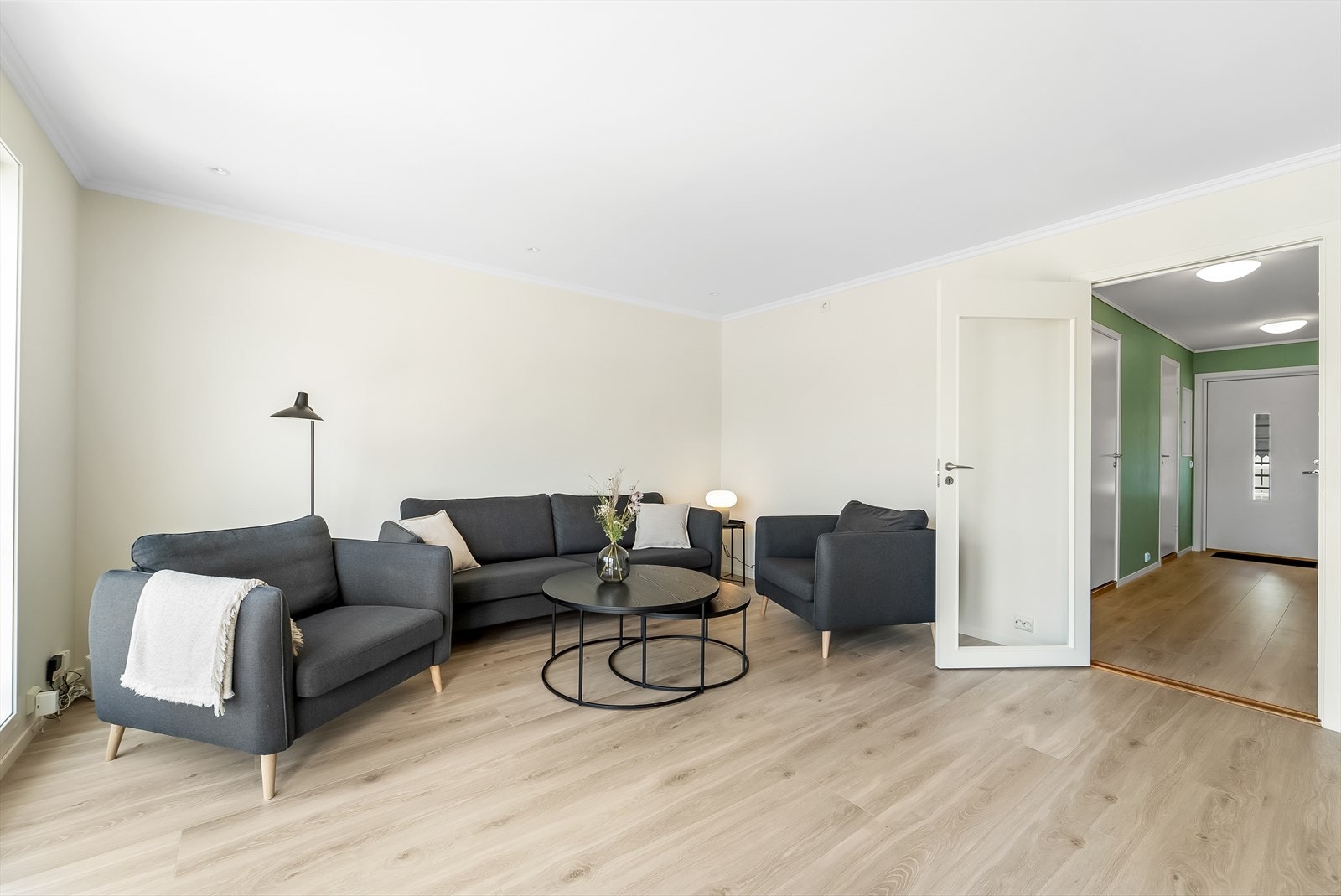 Gulvet er belagt med parkett, kombinert med slette malte vegger og tak. Galleribilde