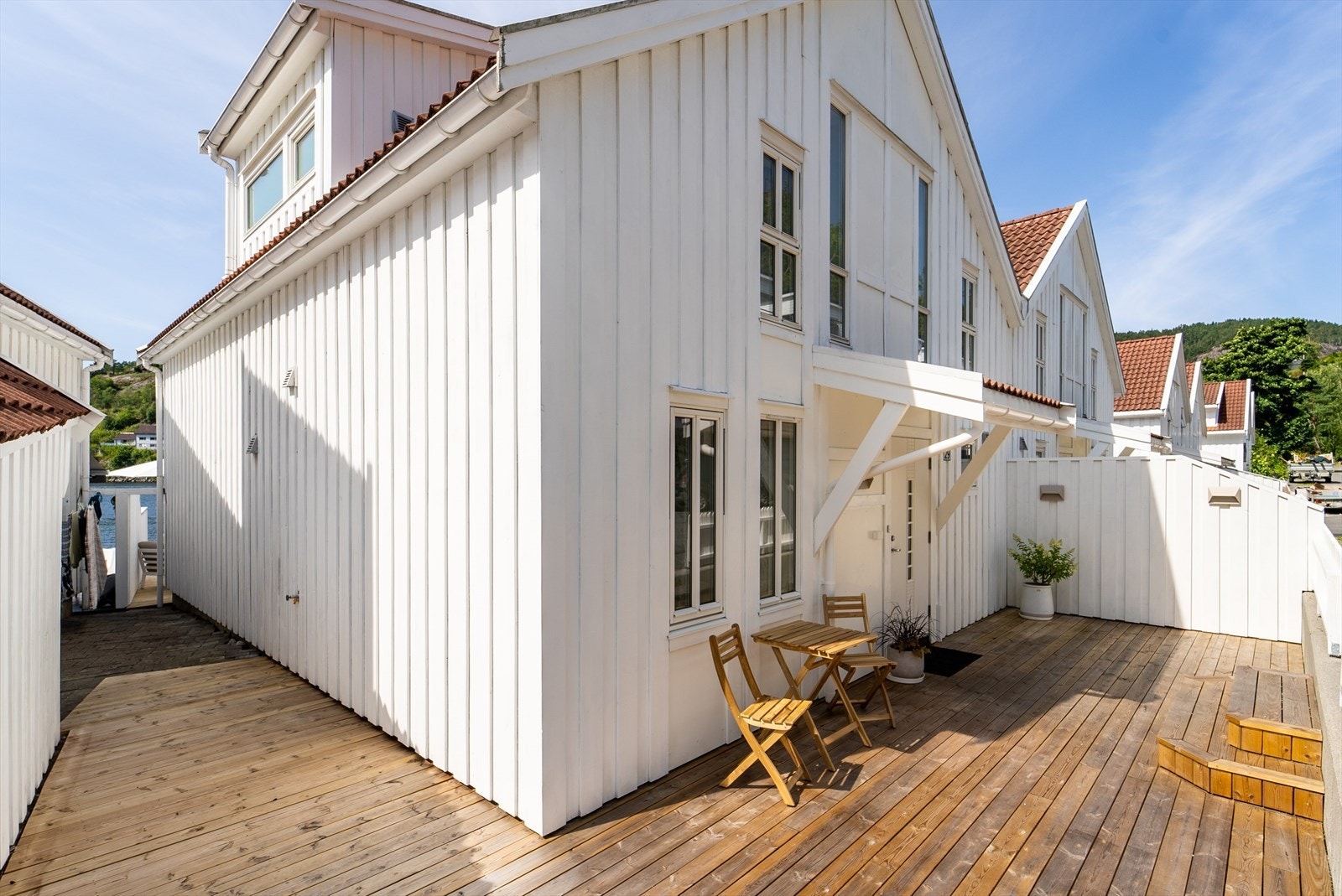 Adkomst til terrasse og brygge fra inngangsparti. Galleribilde