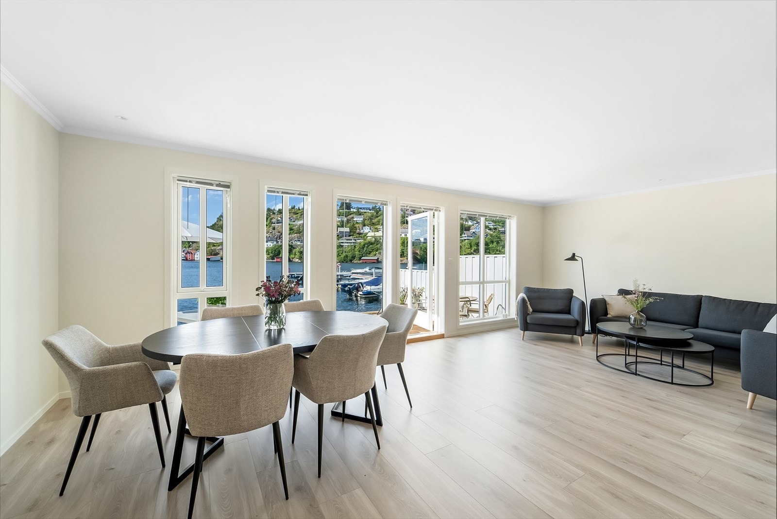 Her har du fin plass til både sofa- og spisegruppe. Galleribilde