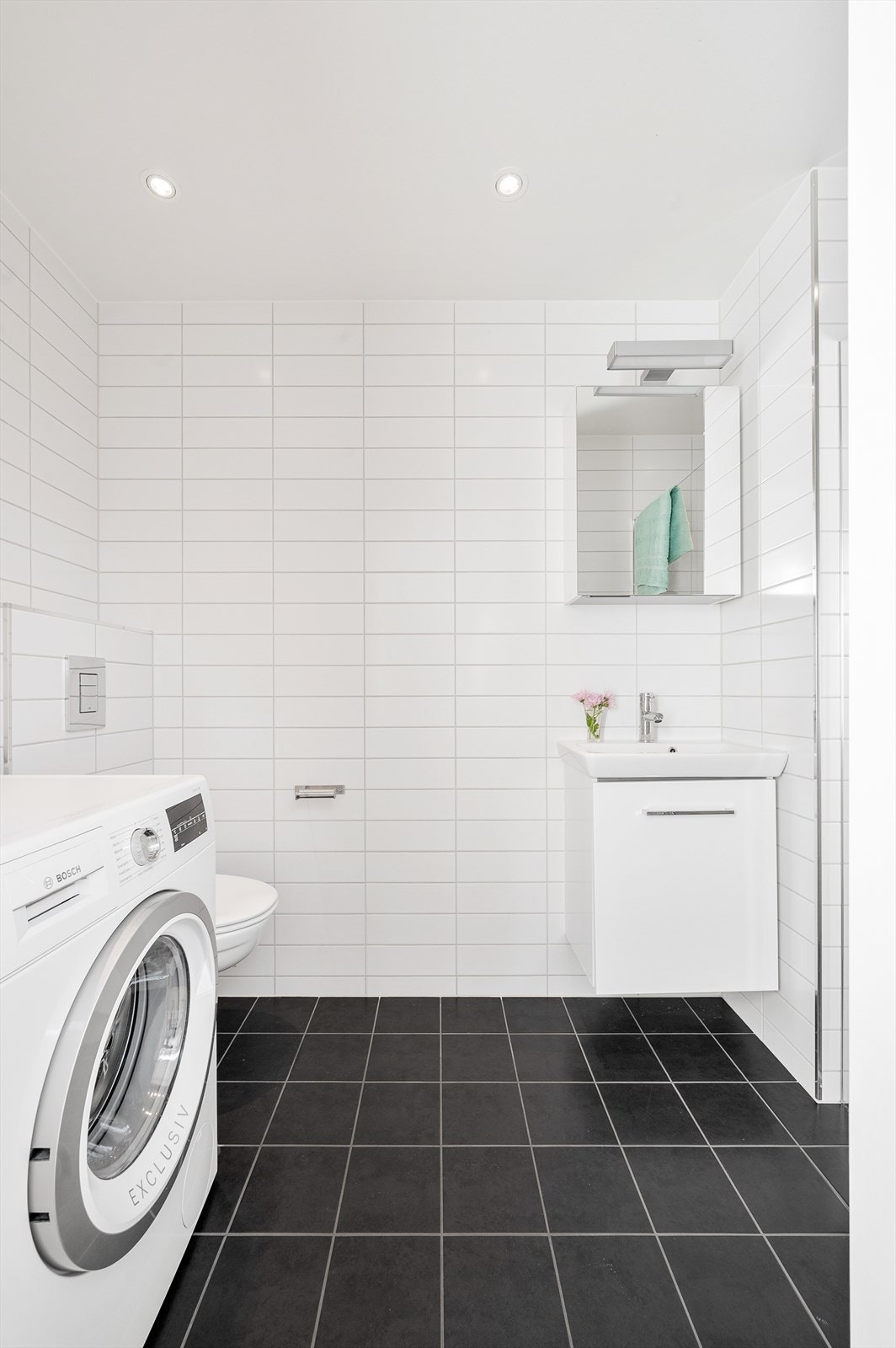 Badet i 2. etasje har i tillegg opplegg for vaskemaskin, noe som gir praktiske løsninger i hverdagen. Galleribilde