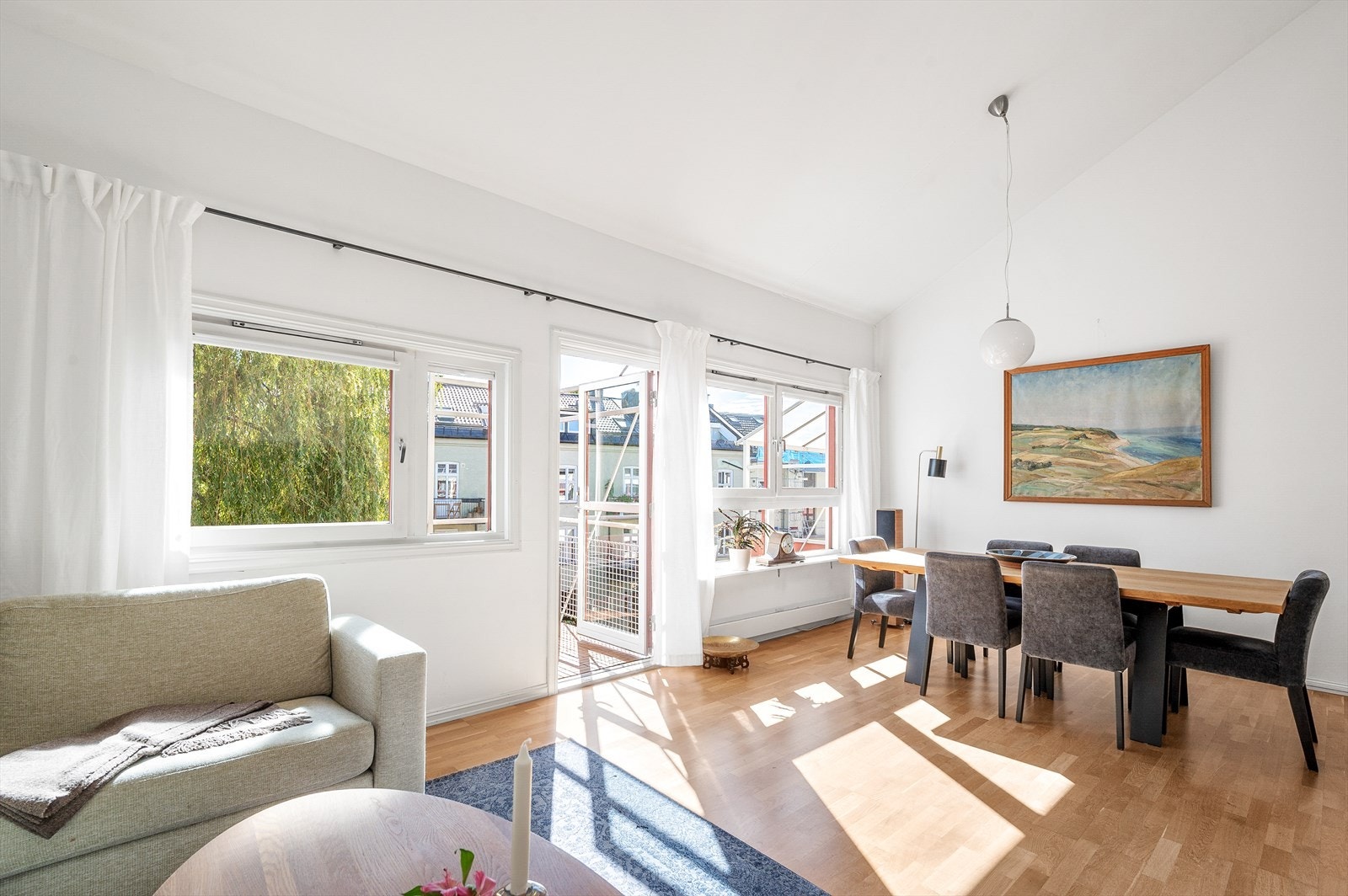 Her får du en romslig stue med god plass til en stor og hyggelig sofagruppe, tv-møblement og spisestue. Galleribilde