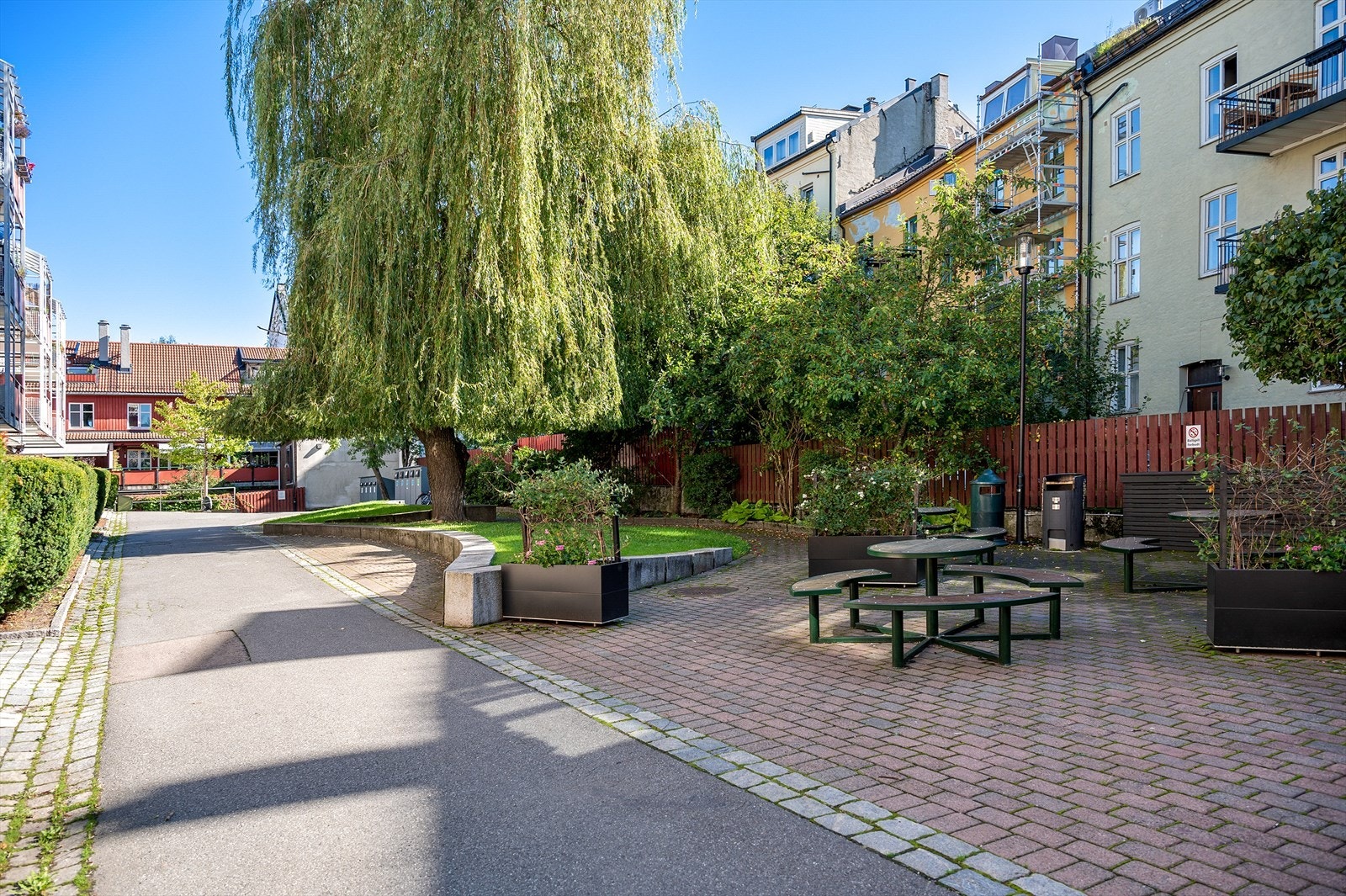 I forbindelse med takprosjektet ble det montert solcellepaneler på taket. Fellesarealer benytter solcellestrøm fra ferdigstillelse. Galleribilde