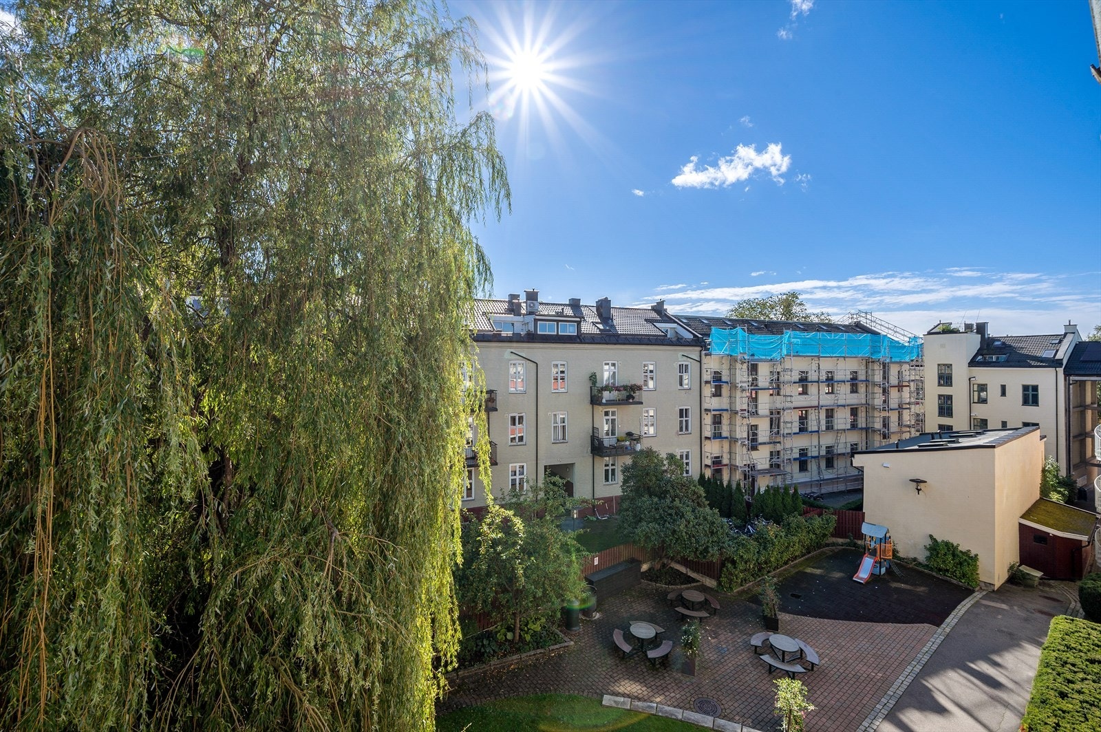 Fint utsyn over borettslagets bakgård. Galleribilde