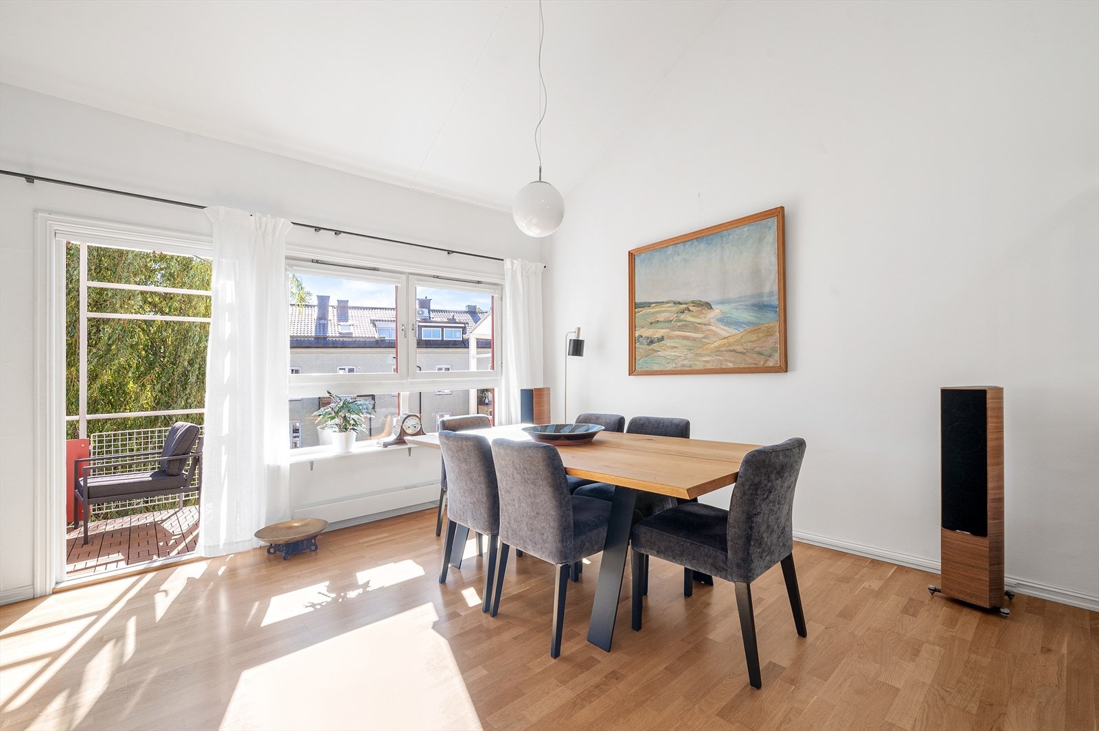 Boligen er malt i lyse, tidsriktige farger og har parkett på gulv. Galleribilde