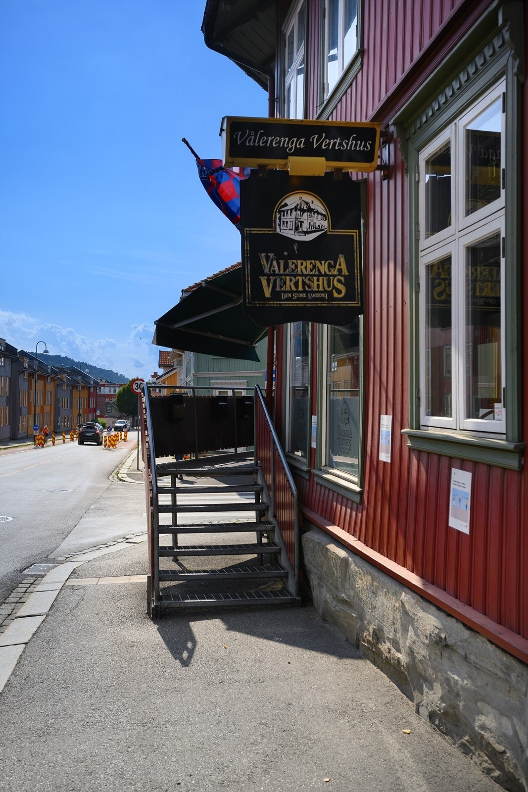 Noen kjente restauranter og kafeer som kan nevnes fra nærområdet på Vålerenga er Smia, Kampen Bistro, Kampen Kaffebar, Vålerenga Vertshus og Pizzeria la Pietra. Galleribilde