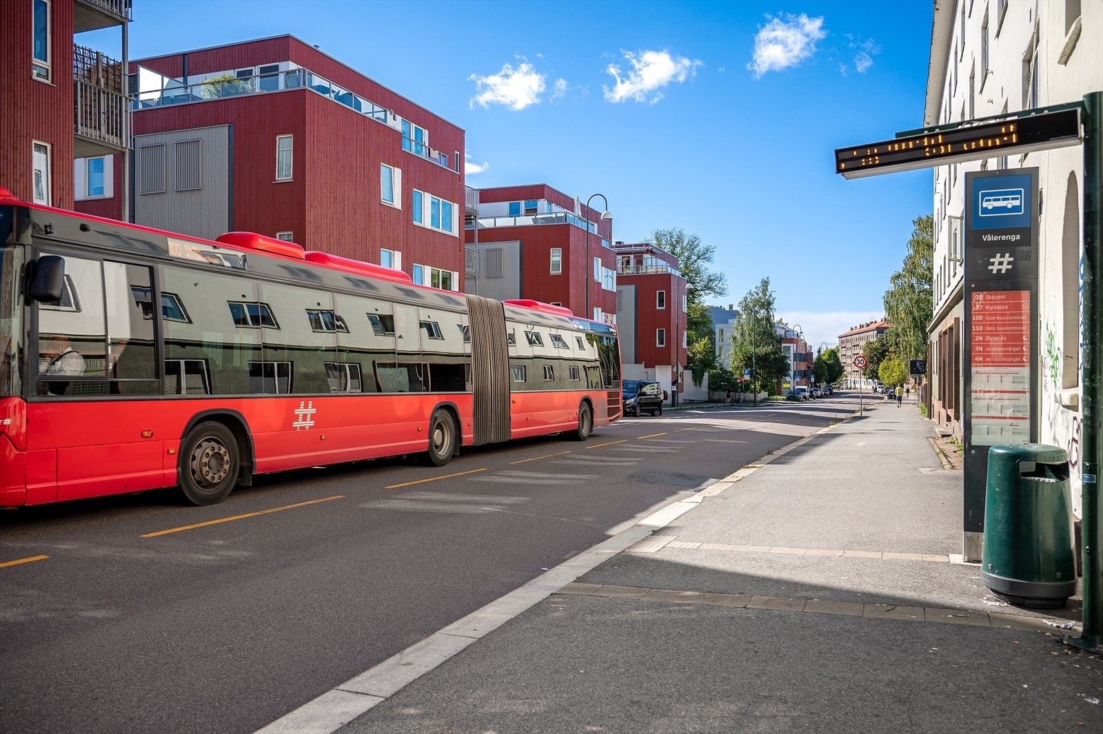 Det er svært god offentlig kommunikasjon i området med kort vei til busslinje 37 som går fra Nydalen via sentrum til Helsfyr, og busslinje 20 som tar deg raskt til områder som Torshov og Sagene. Galleribilde