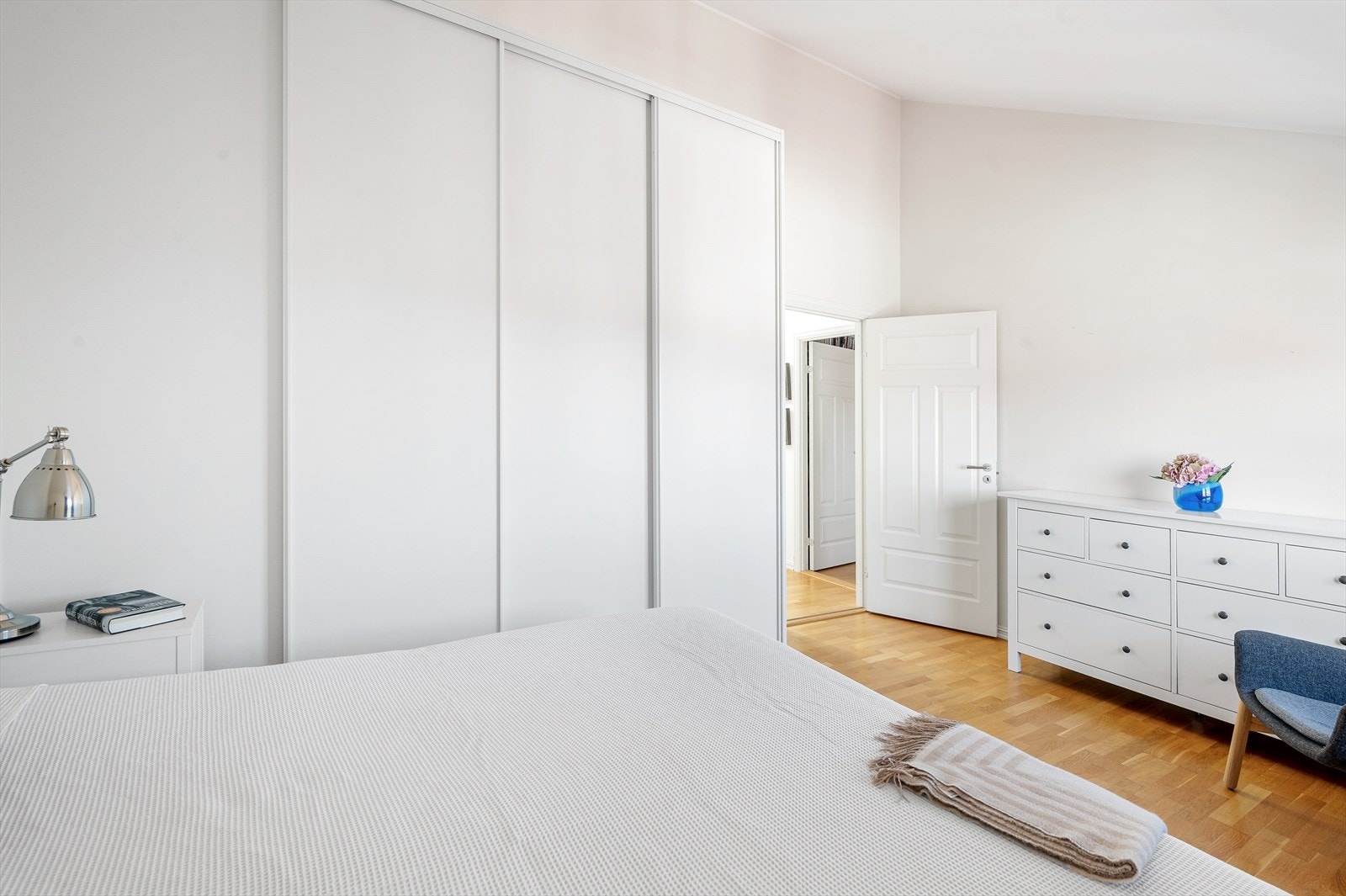 Her får du en stor og praktisk skyvedørsgarderobe. Galleribilde