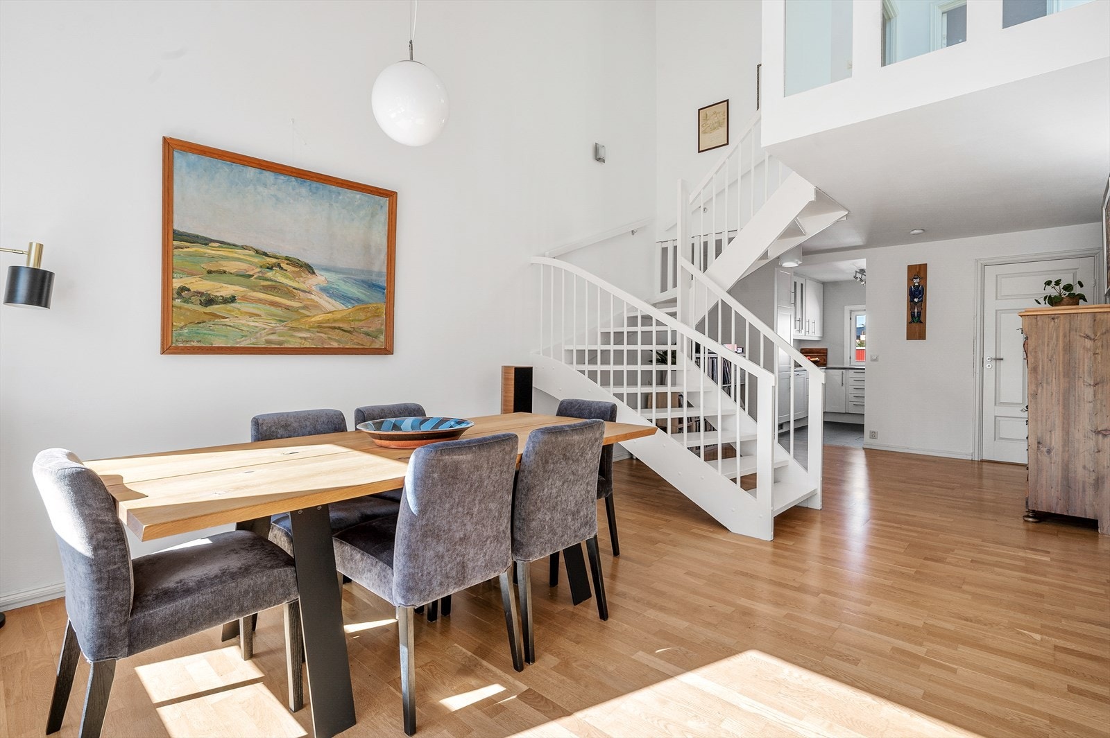 Leiligheten har en nydelig stue med fantastisk takhøyde på hele 4,65m og store vindusflater som slipper inn rikelig med naturlig lys. Galleribilde