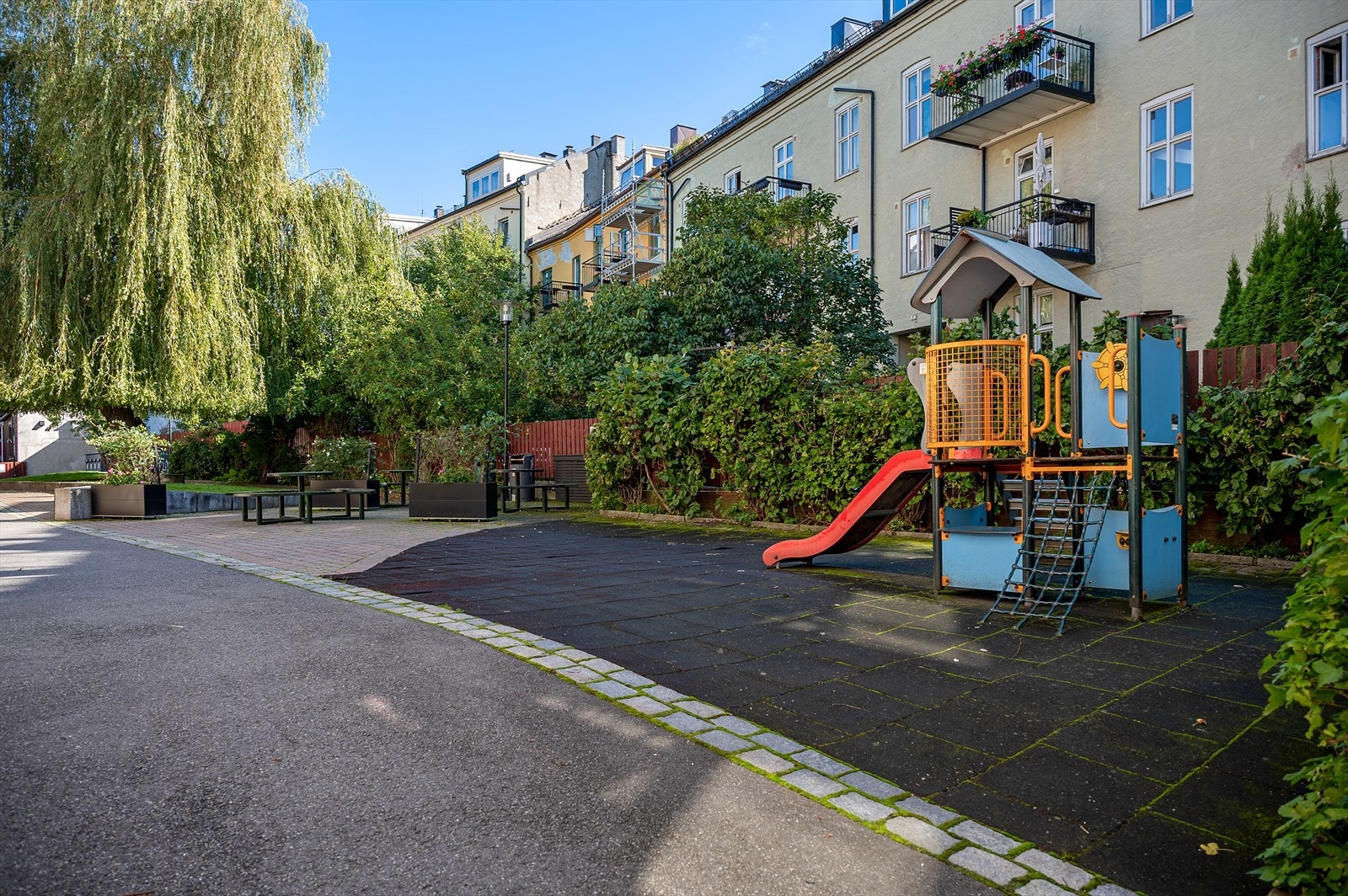 Borettslaget har en hyggelig opparbeidet bakgård med ulike soner. Galleribilde