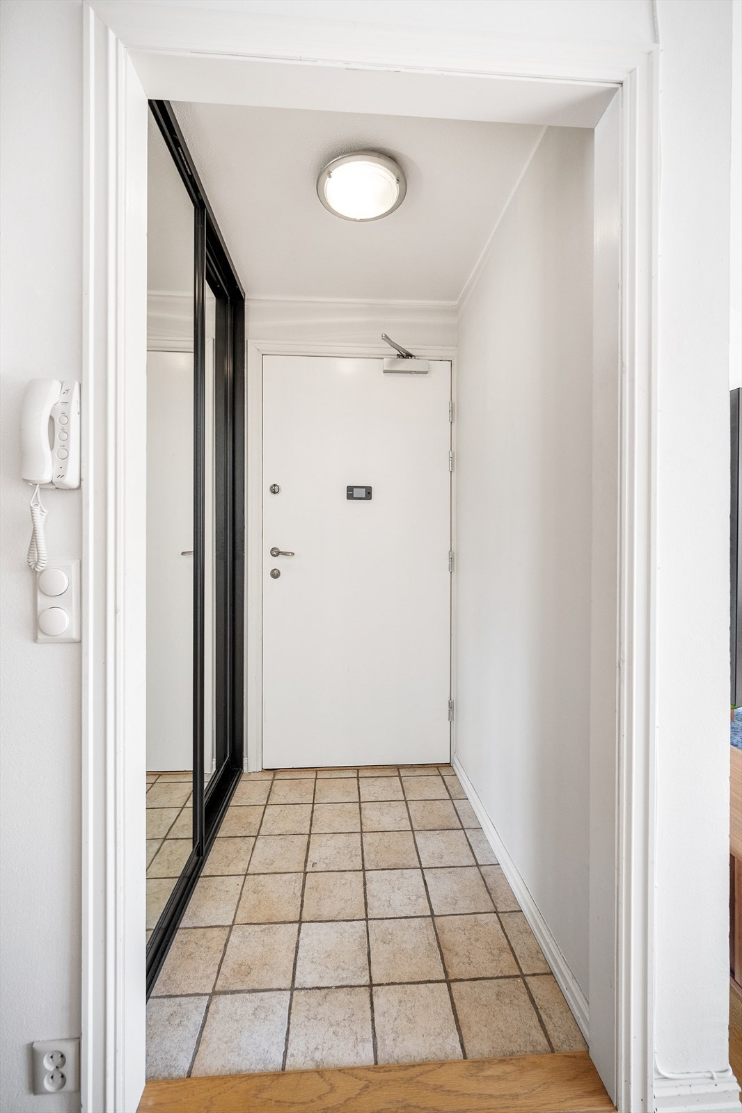 Innbydende entré med plass til yttertøy og sko i garderobeskap. Flislagte gulv og dørcalling med portåpner gir en praktisk og sikker løsning. Galleribilde
