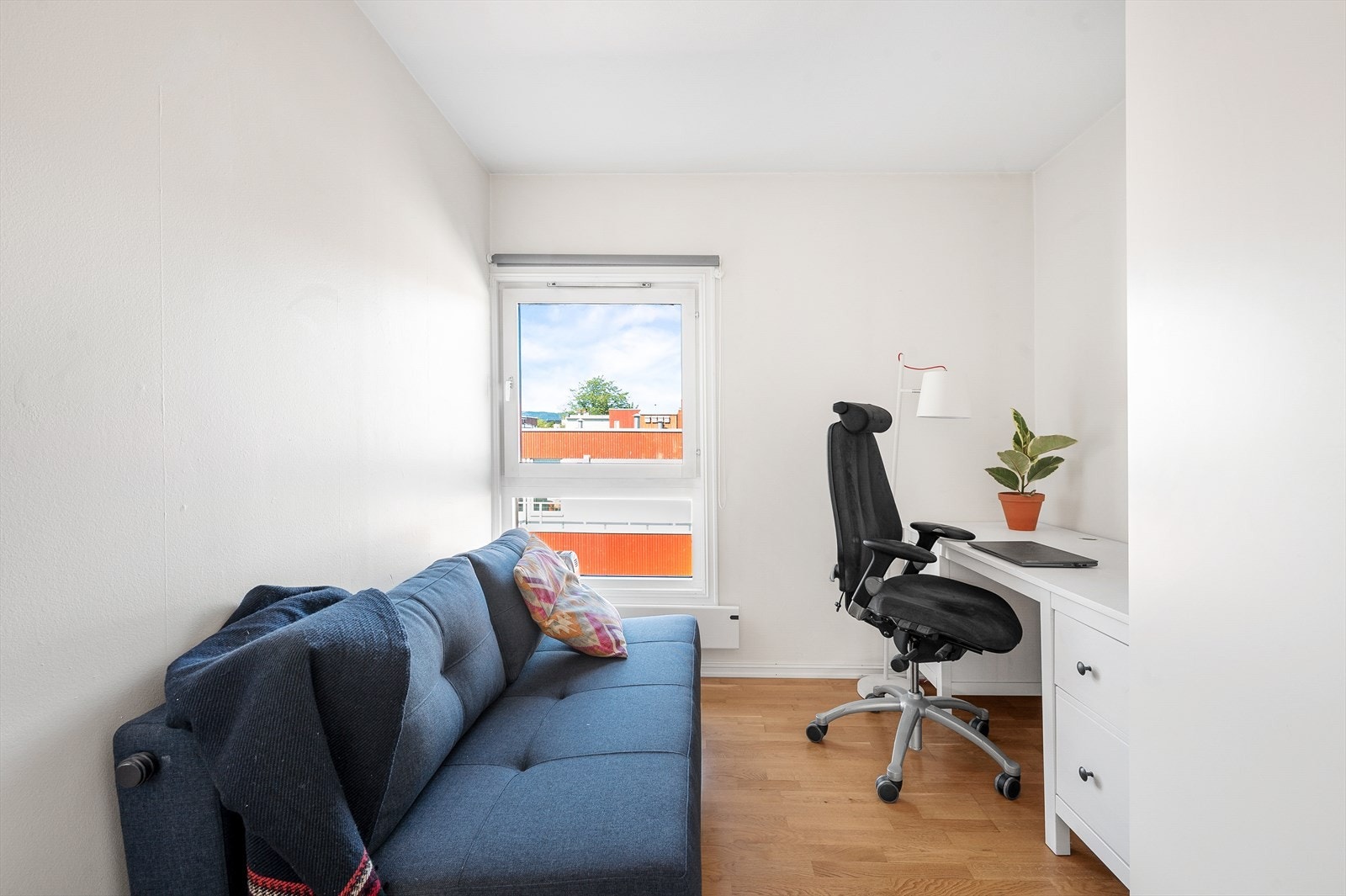 I leilighetens første etasje er det et soverom som i dag blir benyttet som kontor/gjesterom. Galleribilde