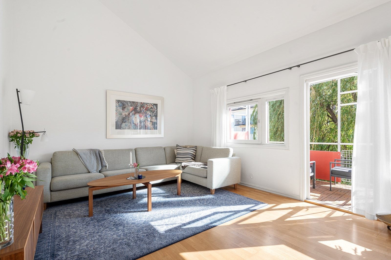 Store vindusflater slipper inn rikelig med naturlig lys, Galleribilde