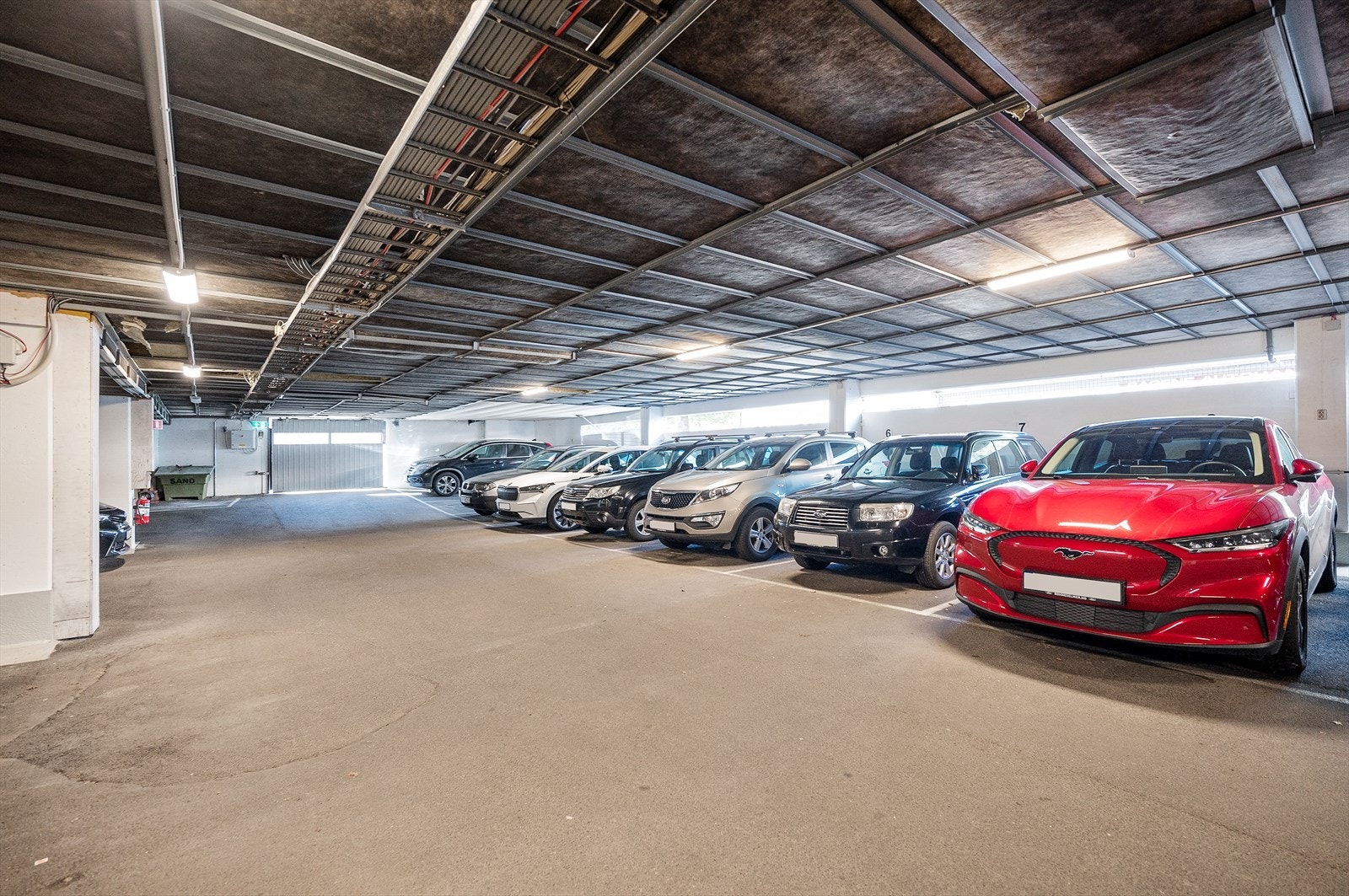 Leiligheten disponerer en garasjeplass merket nr. 8 med el-billader. Galleribilde