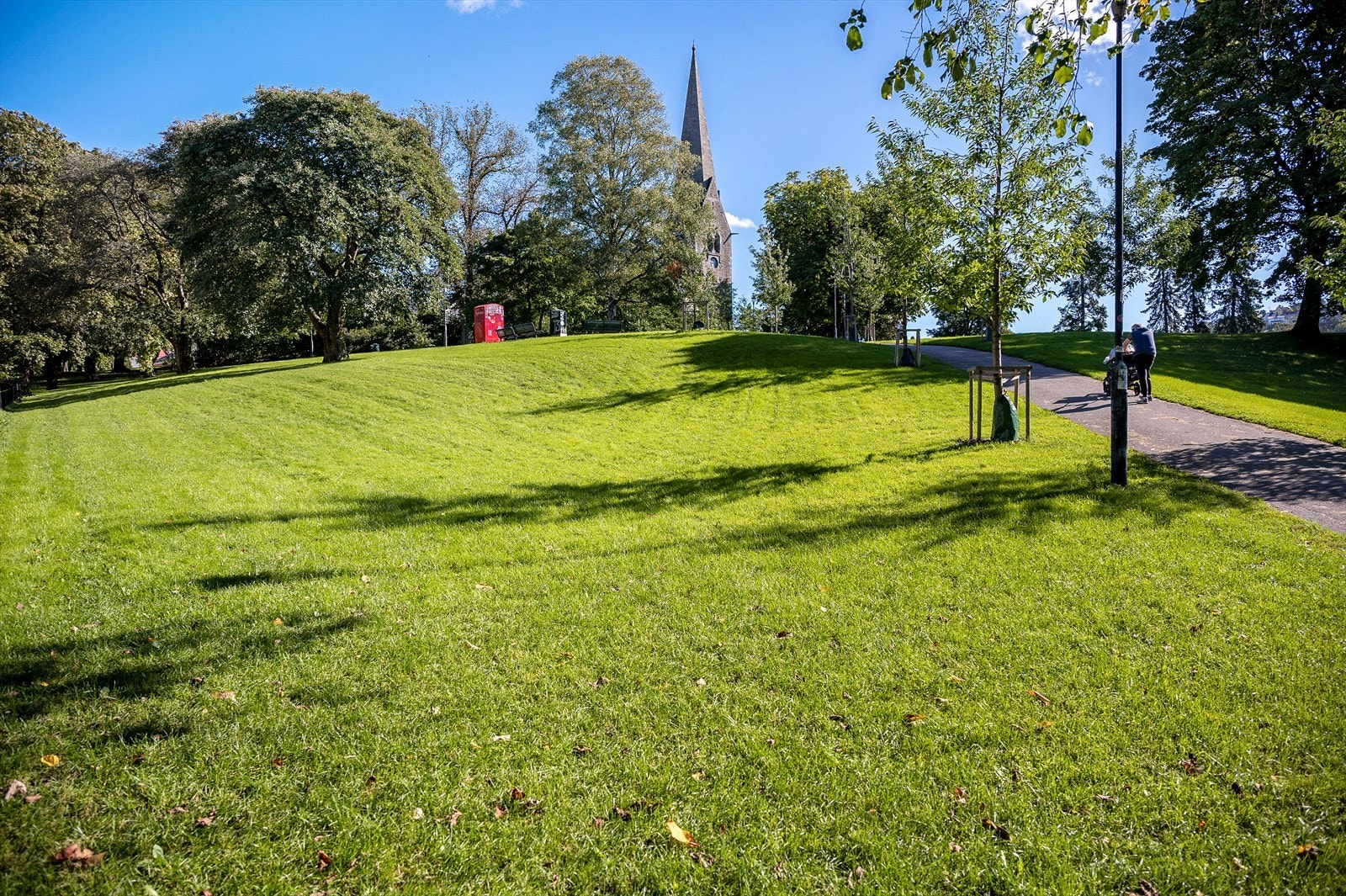 Vålerengaparken er et naturlig sted å nyte solen på sommerstid. På toppen av parken ligger Vålerenga kirke, som ikke bare er en ordinær kirke, men et forsamlingshus. Galleribilde