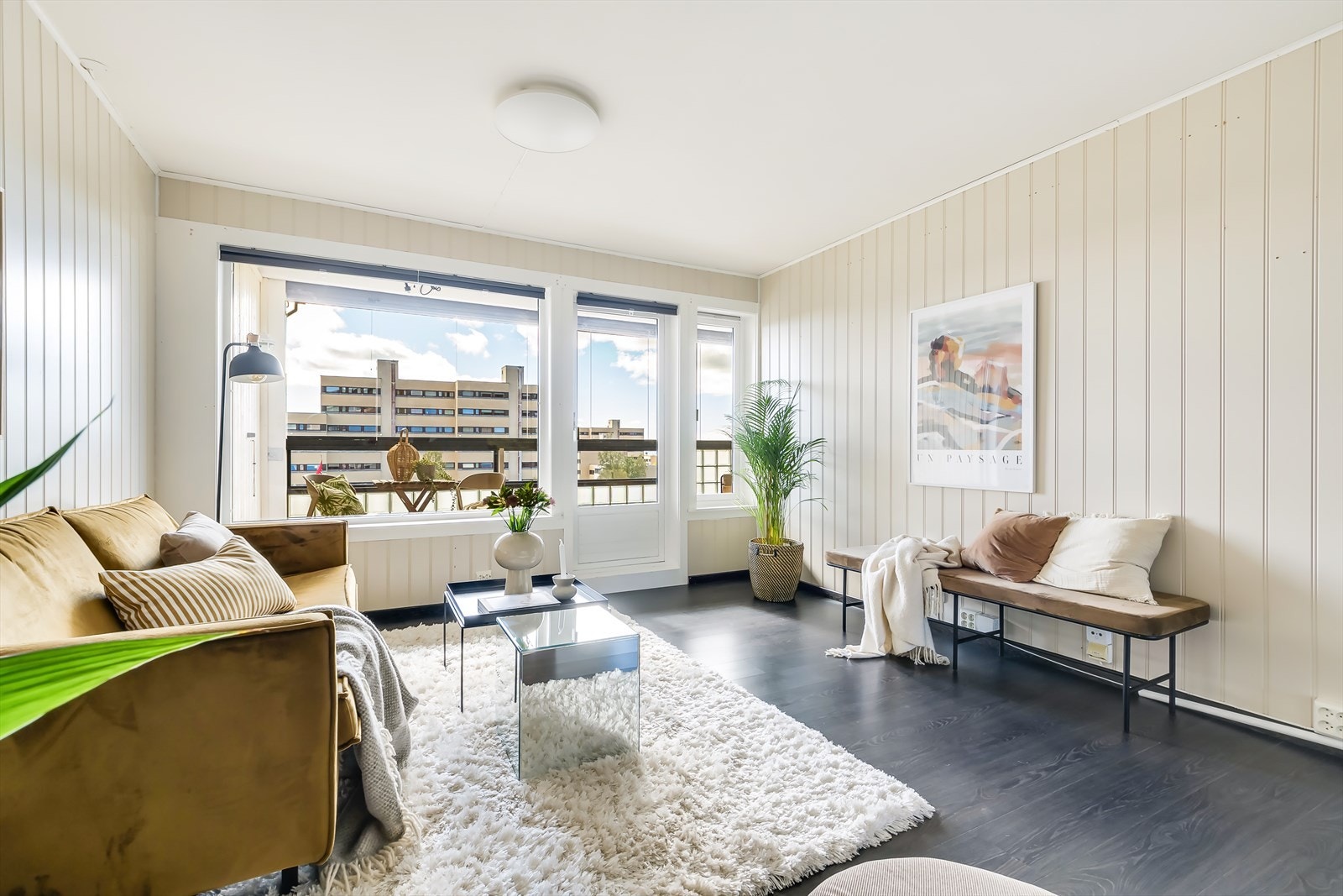 Stuen har store vindusflater som slipper inn rikelig med lys i boligen. Galleribilde