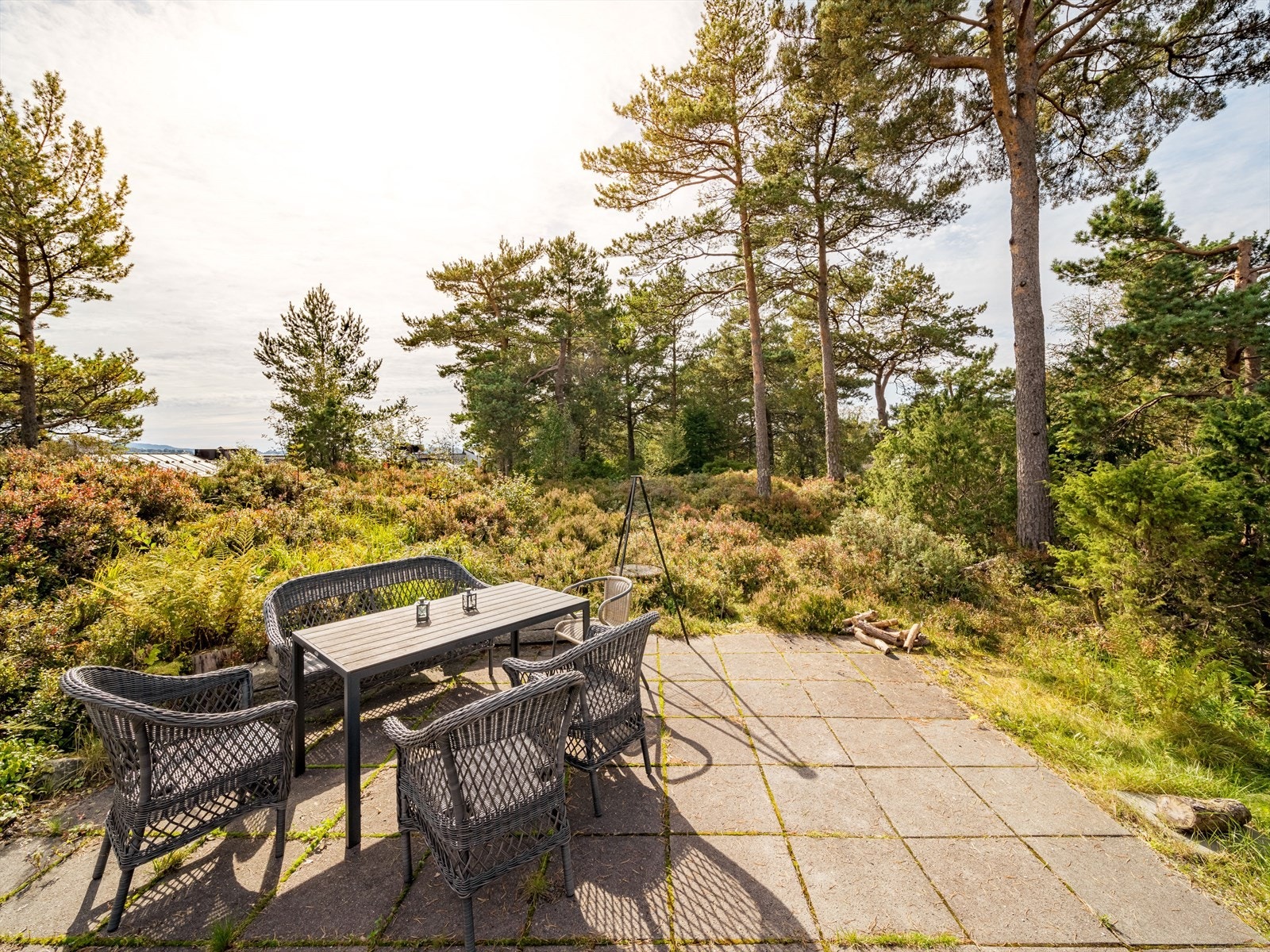 Koselig uteområde med bord, benker og bålpanne. Galleribilde