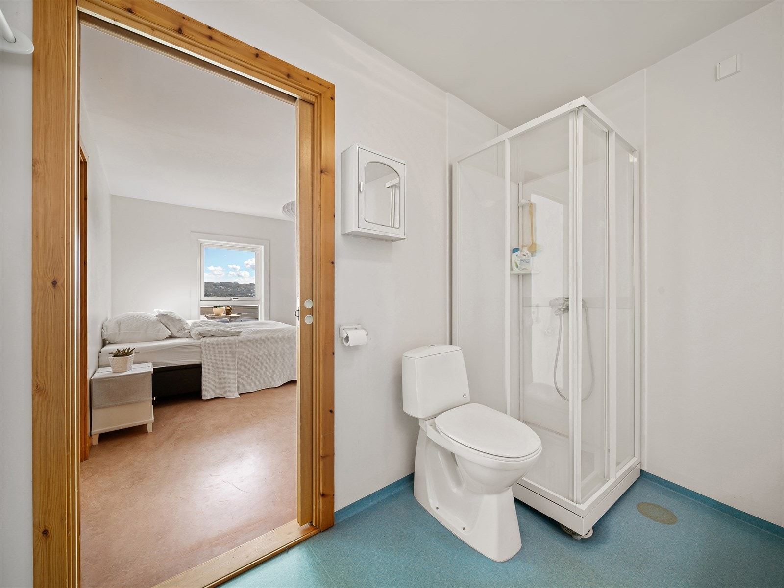 Badet har varmekabler og er utstyrt med dusjkabinett, toalett, baderomsinnredning med servant og opplegg for vaskemaskin. Galleribilde