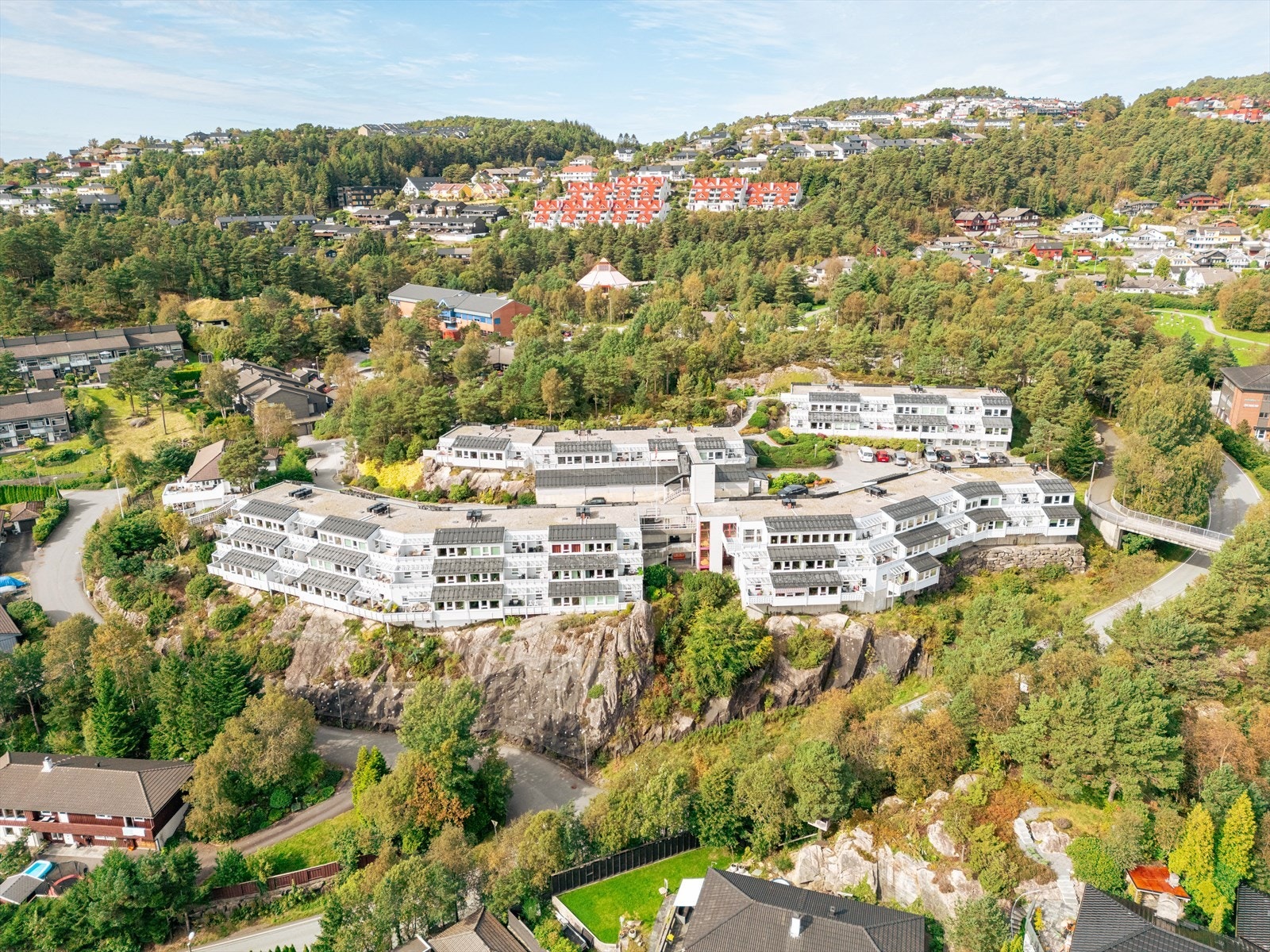 Den sentrale plasseringen gir kort gangavstand til dagligvarebutikker, gode bussforbindelser og flere servicetilbud. Galleribilde