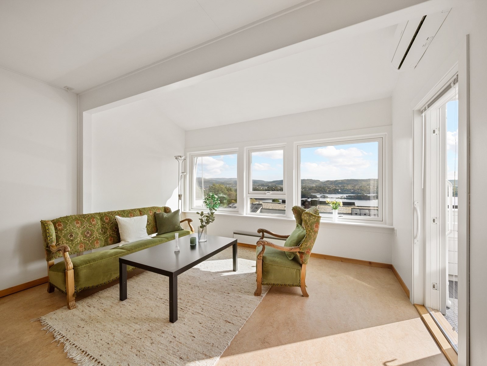 Stuen er lys og trivelig med gode møbleringsmuligheter. Galleribilde
