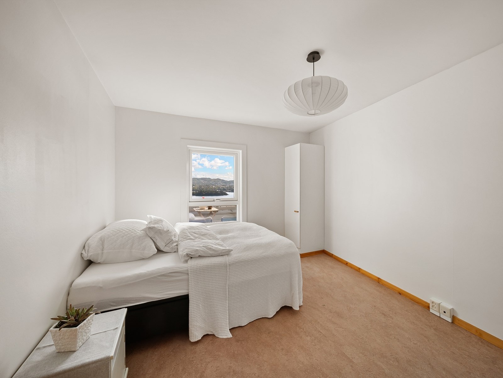 Hovedsoverommet har adkomst fra stuen og måler hele 13,2 m². Galleribilde