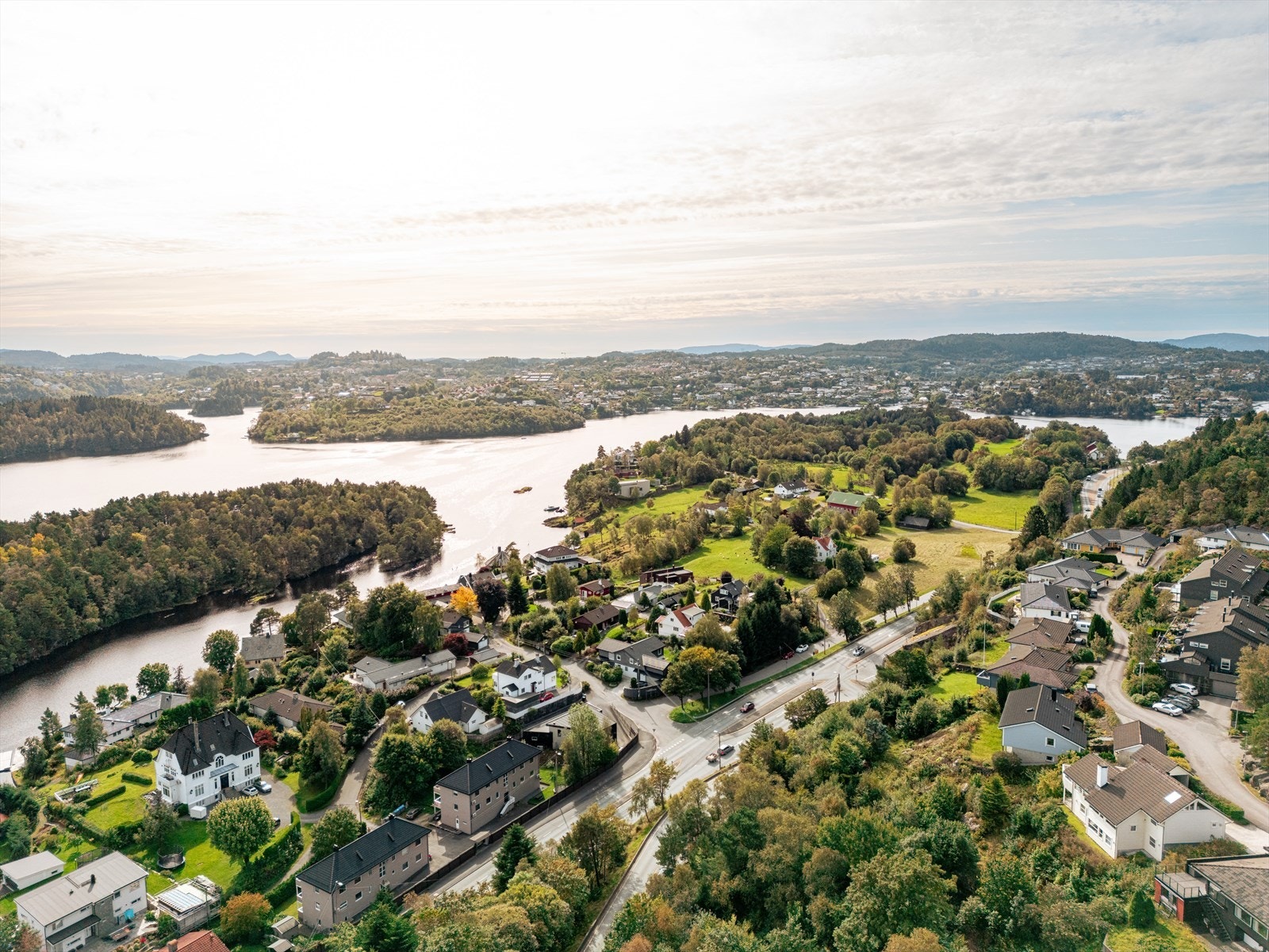 På fine sommerdager kan man rusle ned til Kyrkjetangen og nyte et herlig bad fra vakre svaberg og sandstrender ved Nordåsvannet. Galleribilde