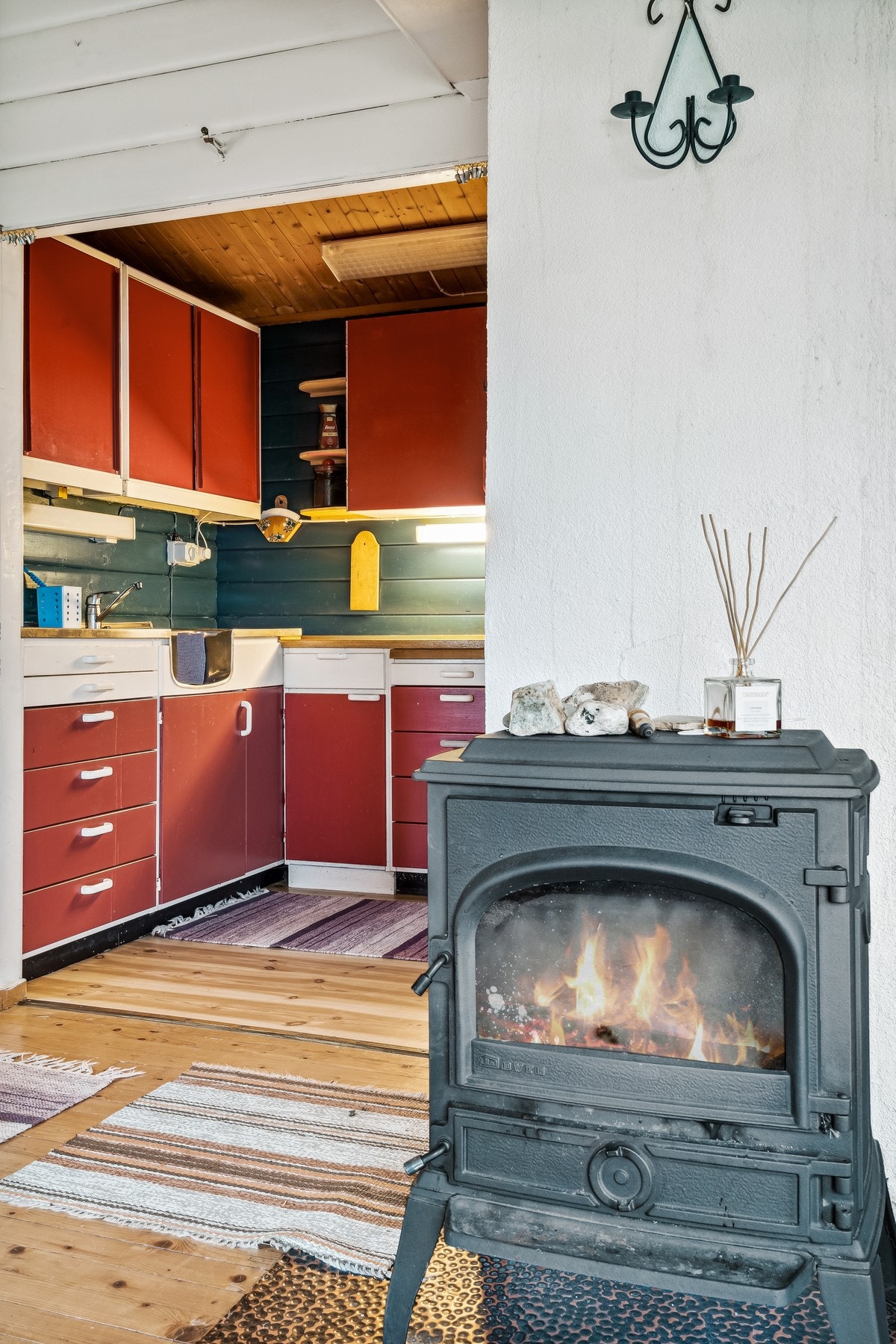 Hytten har peis for vedfyring i tillegg til varmepumpe. Galleribilde