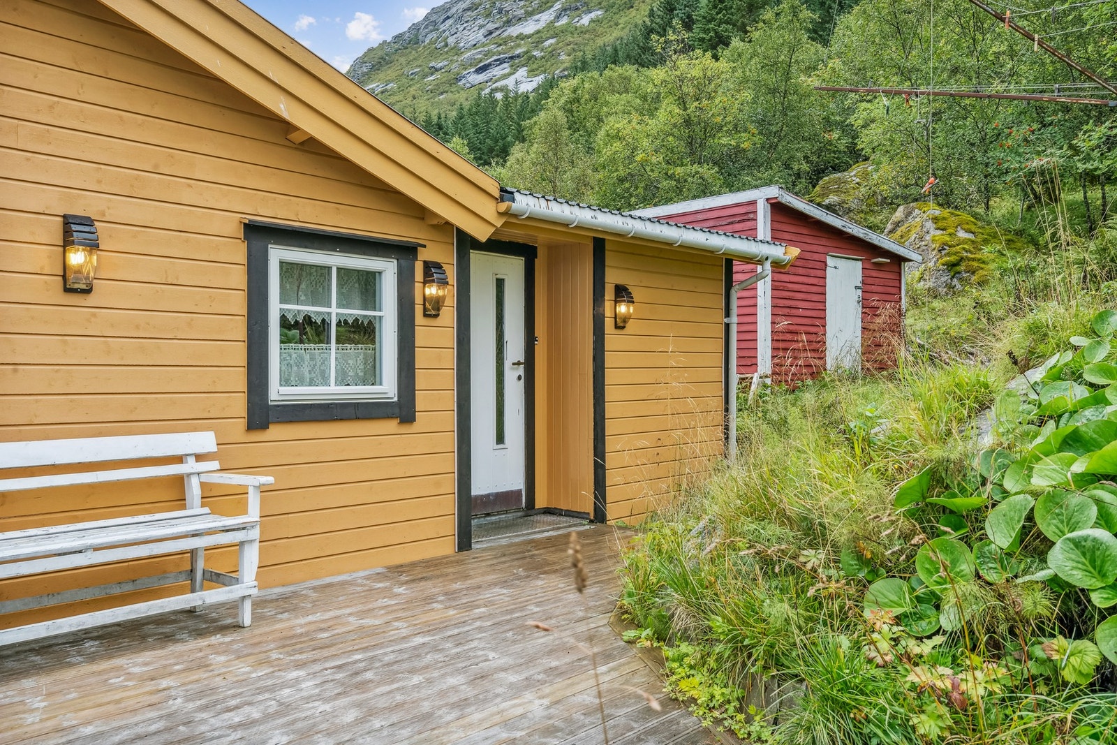 Pent opparbeidet inngangsparti med terrasse. Galleribilde