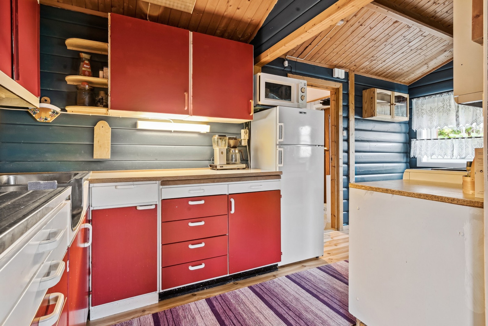 På kjøkkenet har du godt med skap- og benkeplass. Galleribilde