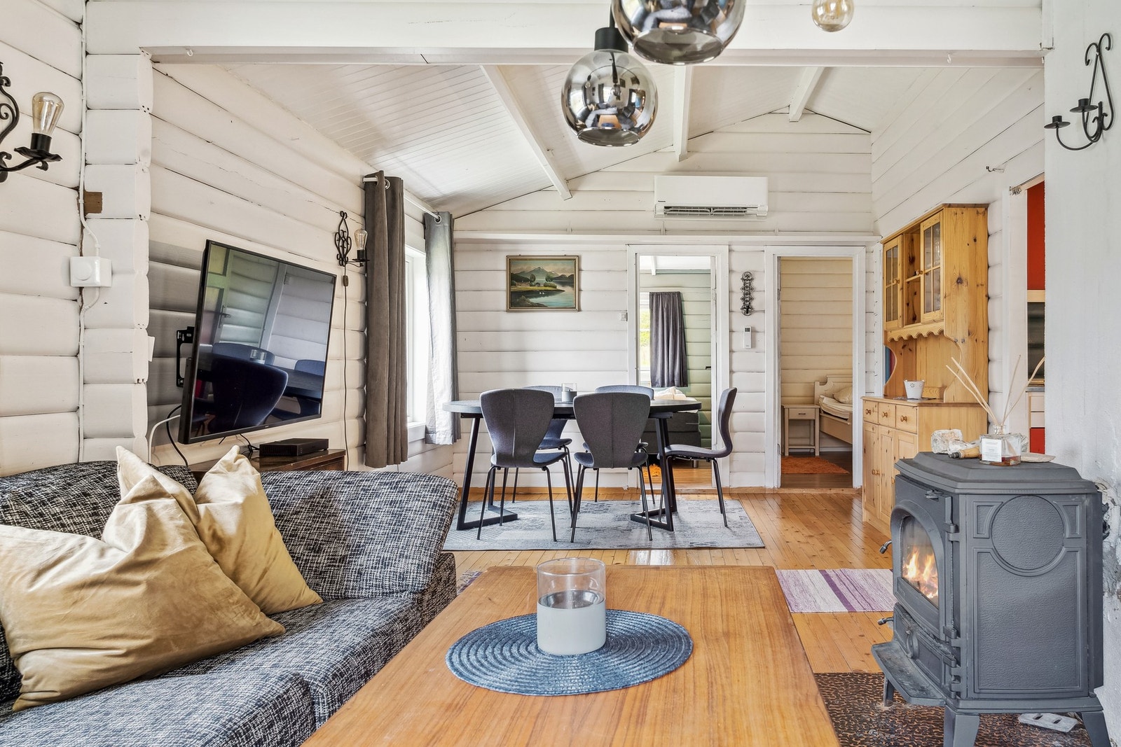 Vi kommer inn til en lys og trivelig stue med god takhøyde. Galleribilde